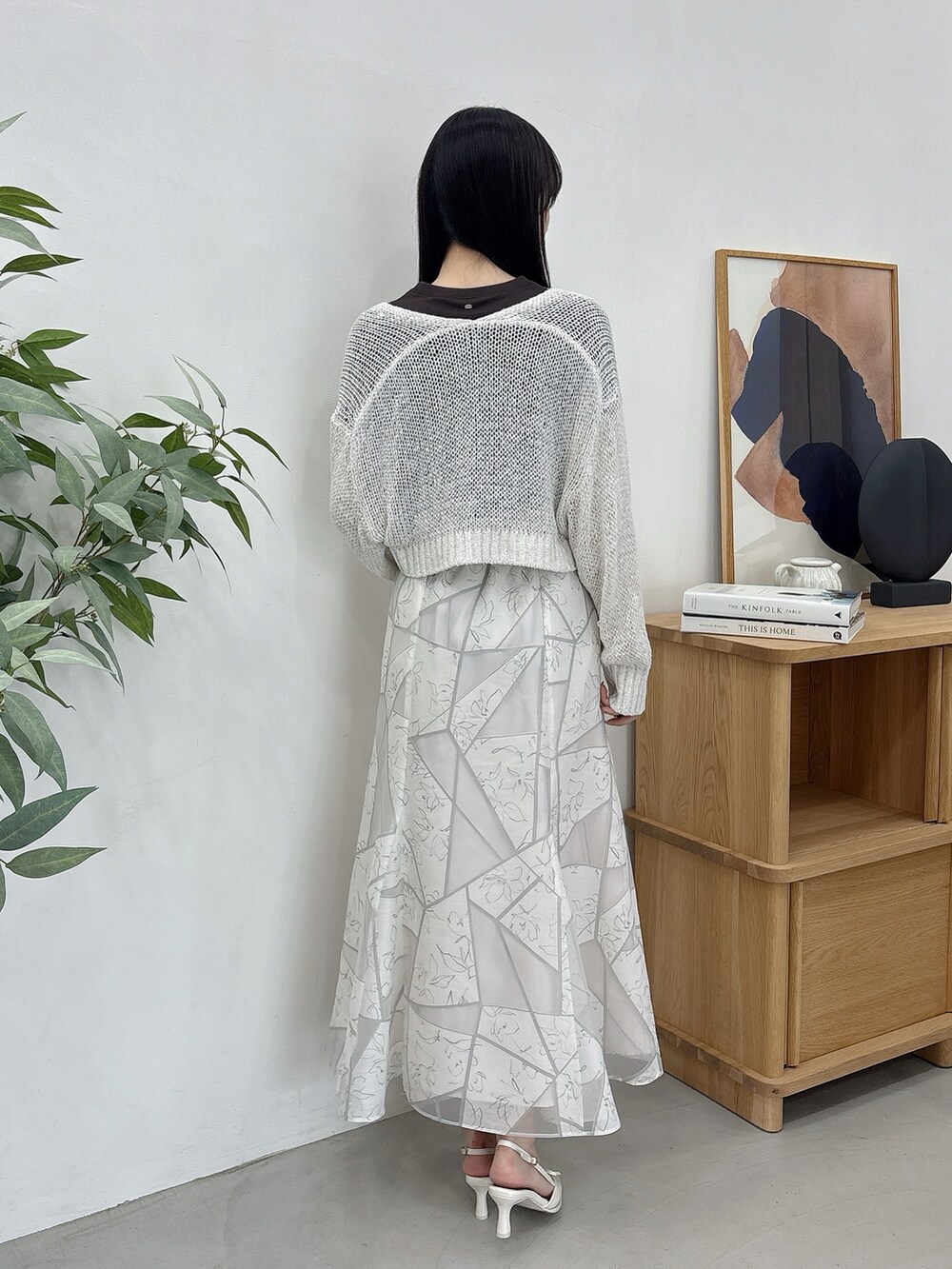 ホワイト系のカーディガン/ボレロ、ブラウン系のTシャツ/カットソー、ホワイト系のスカートを着用したレディースの夏コーディネートの3枚目の写真