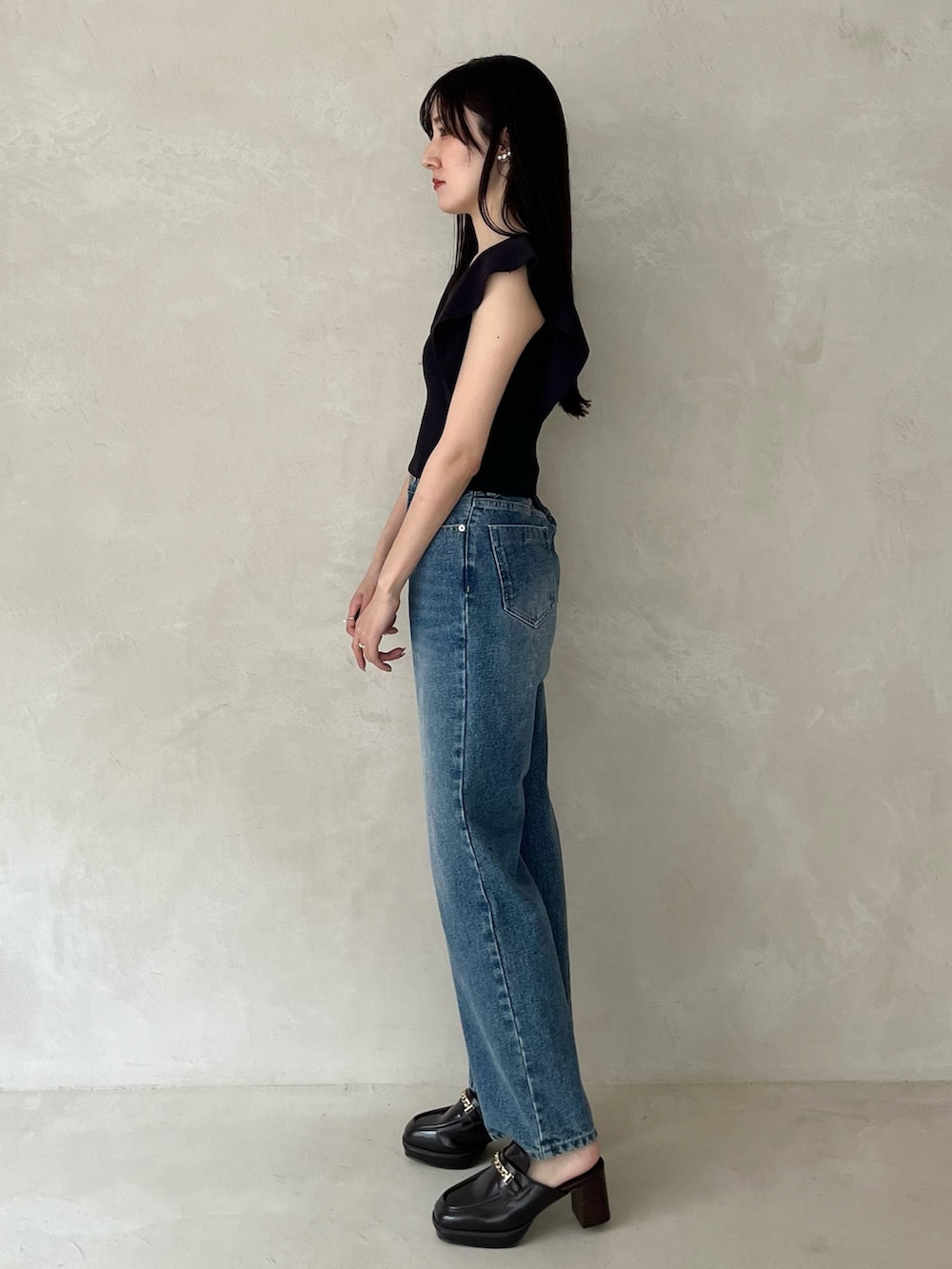 ブラウン系のシューズ、ブルー系のデニムパンツ、ブルー系のニット/セーターを着用したレディースの夏コーディネートの3枚目の写真