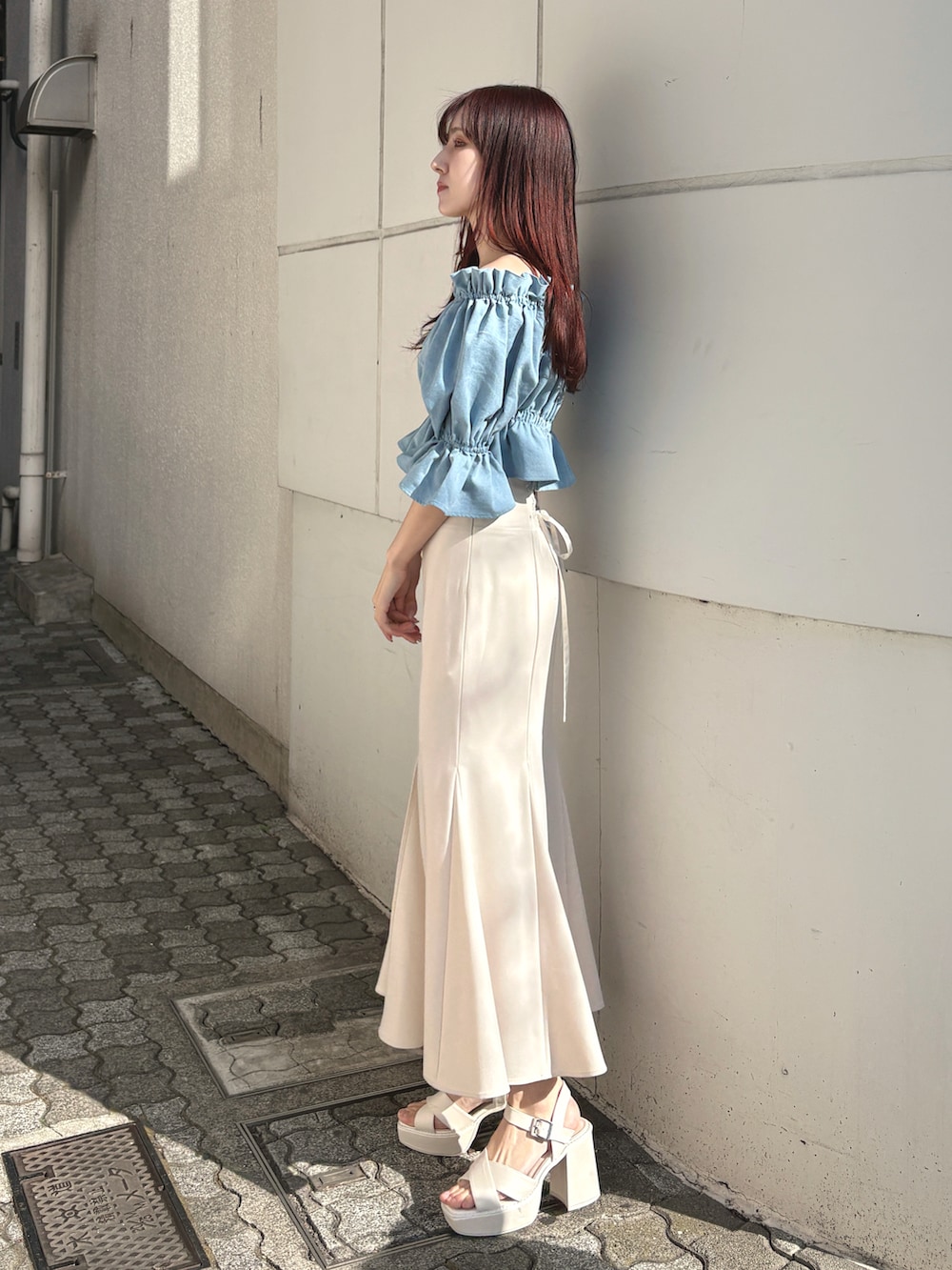 ブルー系のシャツ/ブラウス、ホワイト系のサンダル、ホワイト系のスカートを着用したレディースの春コーディネートの3枚目の写真