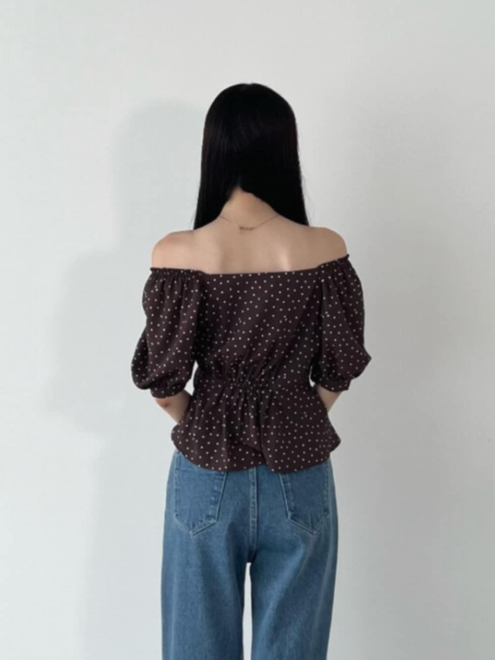 ブラウン系のシャツ/ブラウス、ブラウン系のローファー、ブルー系のデニムパンツを着用したレディースの夏コーディネートの8枚目の写真