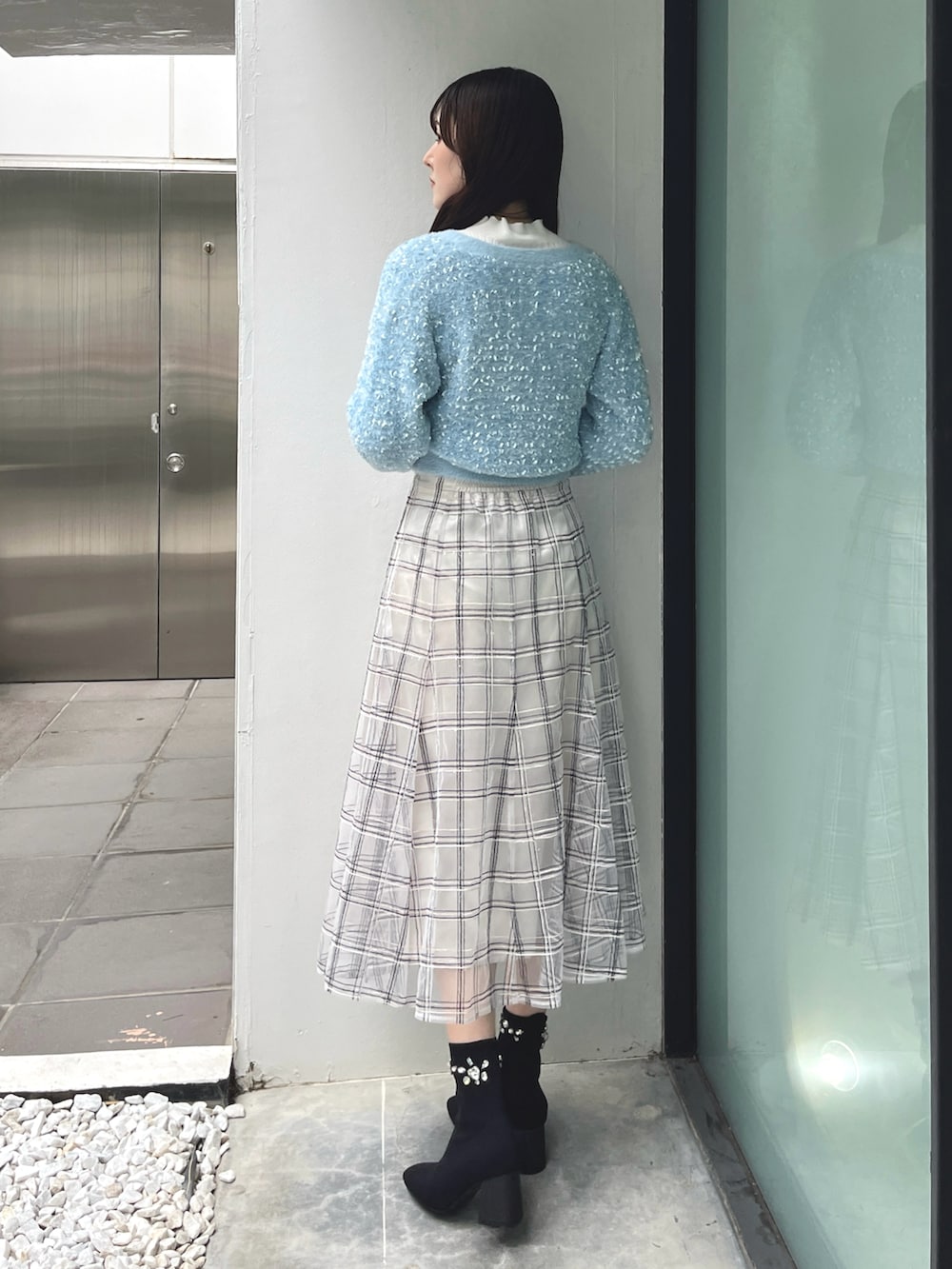 ブルー系のカーディガン/ボレロ、ホワイト系のニット/セーター、ホワイト系のスカートを着用したレディースの夏コーディネートの3枚目の写真