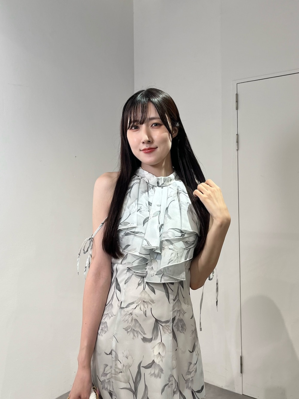 ブルー系のワンピース、ベージュ系のハンドバッグ、ホワイト系のサンダルを着用したレディースの夏コーディネートの6枚目の写真