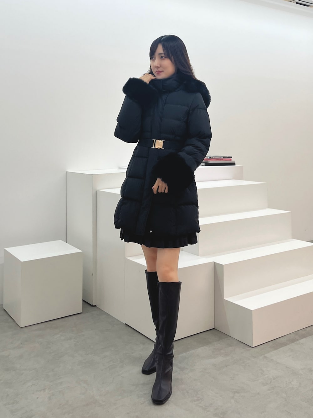 「レイヤードスタイル、休日スタイル、高身長女子、ブラック、ミニスカート、ダウンコート、ダウンコーデ、ブラックコーデ、ロングブーツ、ロングブーツコーデ、着痩せ・細見え、MERCURYDUO(MERCURYDUO)、マーキュリーデュオ(MERCURYDUO)」｜「MERCURYDUOのファー付アライドロングダウン（ダウンジャケット/コート、ブラック系）」を使った、kyokaさん（骨格ナチュラル・レディース・167cm）の秋コーディネートの2枚目の写真