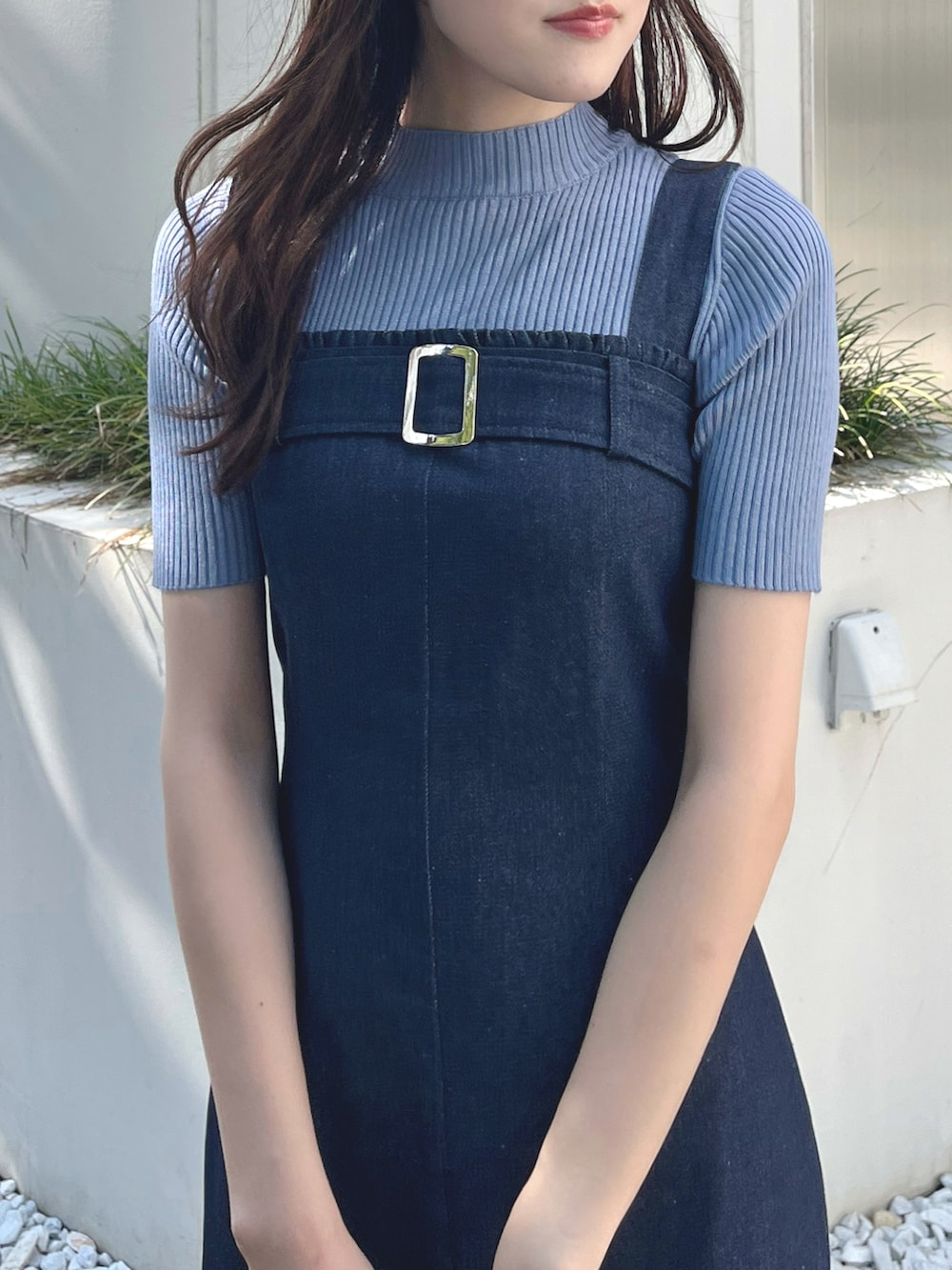 ブルー系のニット/セーター、ブルー系のワンピース、シルバー系のハンドバッグを着用したレディースの秋コーディネートの4枚目の写真