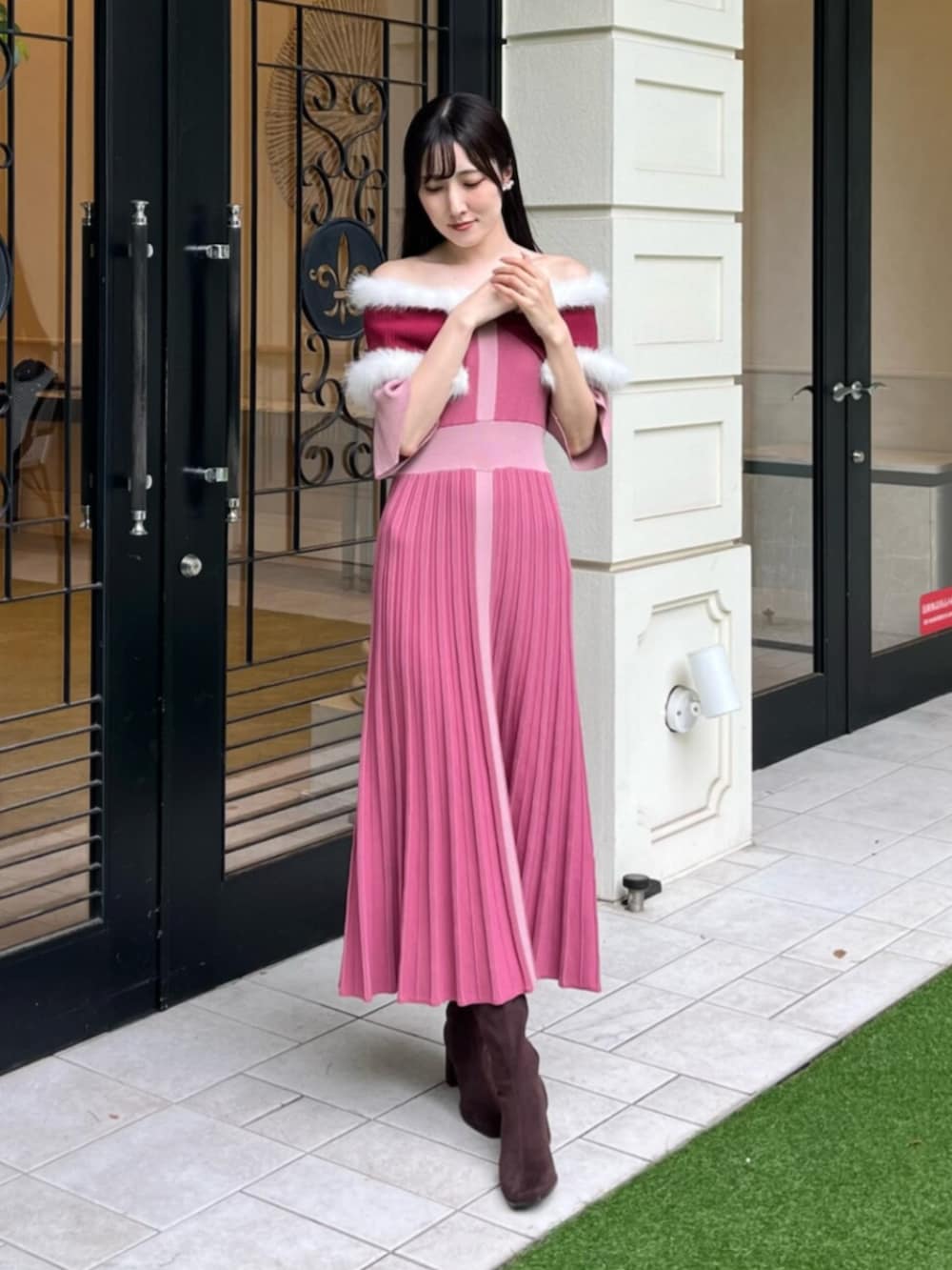 ブラウン系のブーツ、ピンク系のワンピースを着用したレディースの秋コーディネートの2枚目の写真