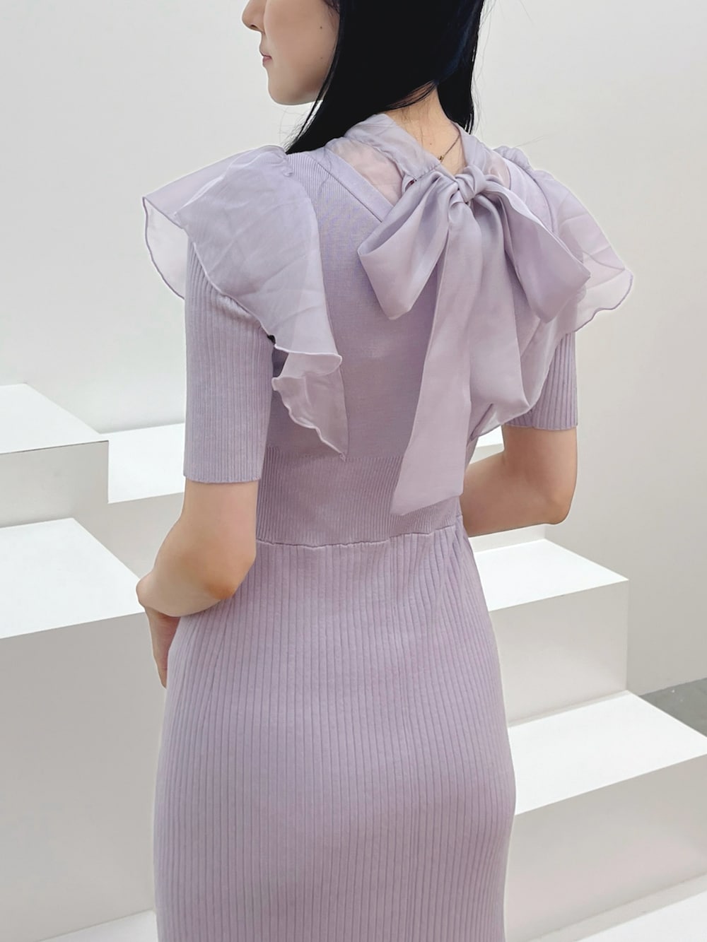 パープル系のワンピース、ブラウン系のブーツを着用したレディースの秋コーディネートの2枚目の写真