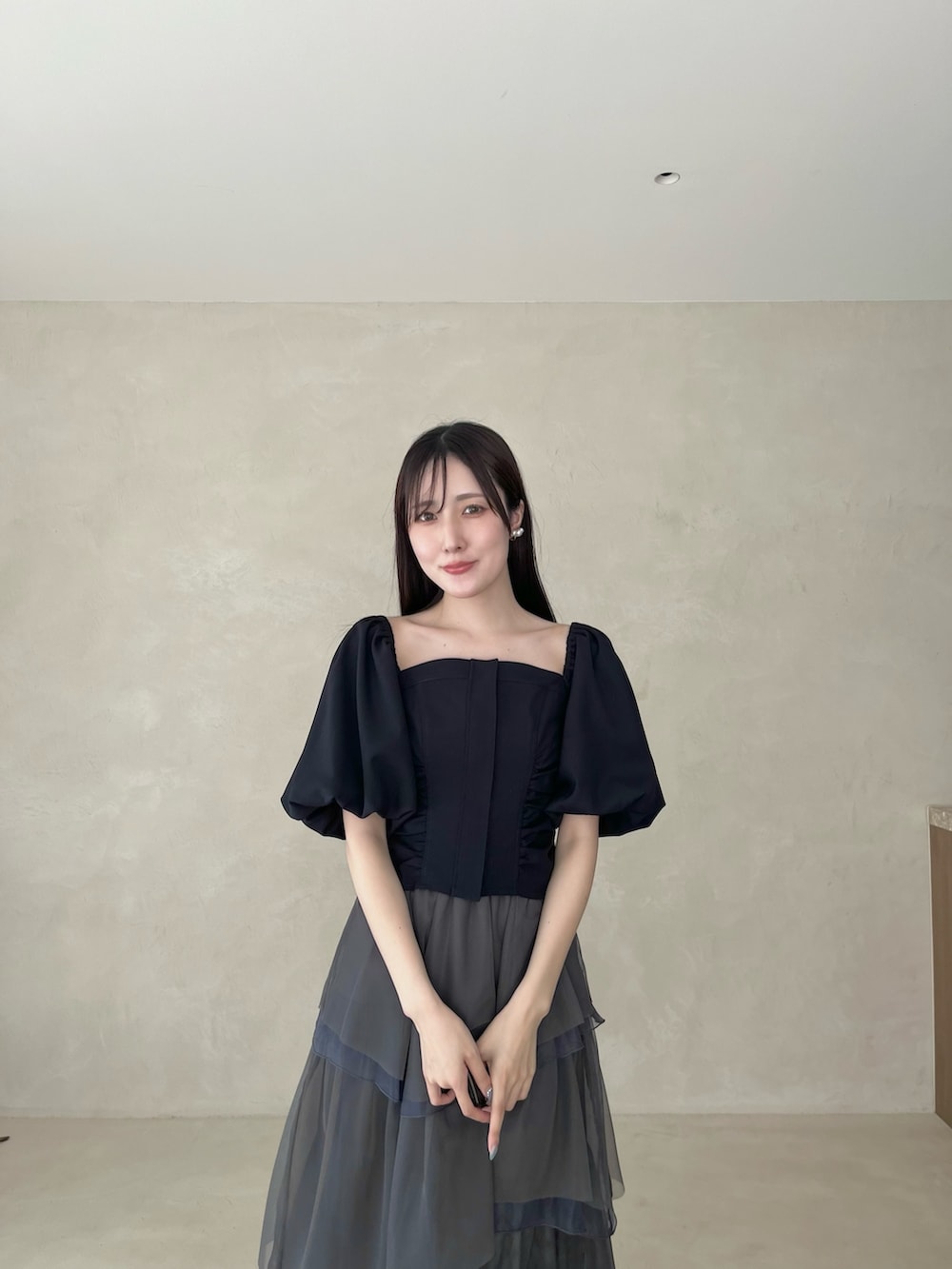 ブラック系のシューズ、グレー系のスカート、ブルー系のシャツ/ブラウスを着用したレディースの夏コーディネートの5枚目の写真