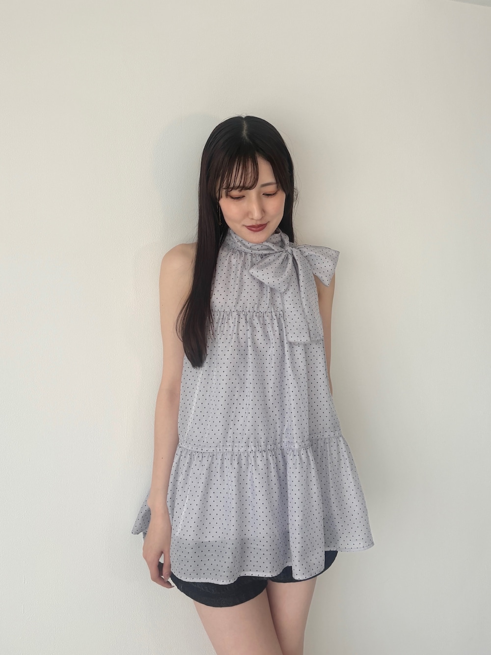 ブラウン系のパンプス、グレー系のシャツ/ブラウス、ブルー系のその他パンツを着用したレディースの夏コーディネートの6枚目の写真