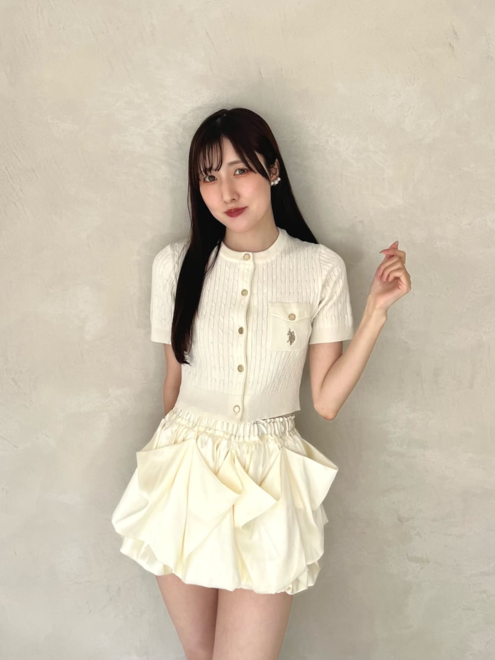 ブラウン系のブーツ、ホワイト系のカーディガン/ボレロ、ホワイト系のスカートを着用したレディースの夏コーディネートの5枚目の写真