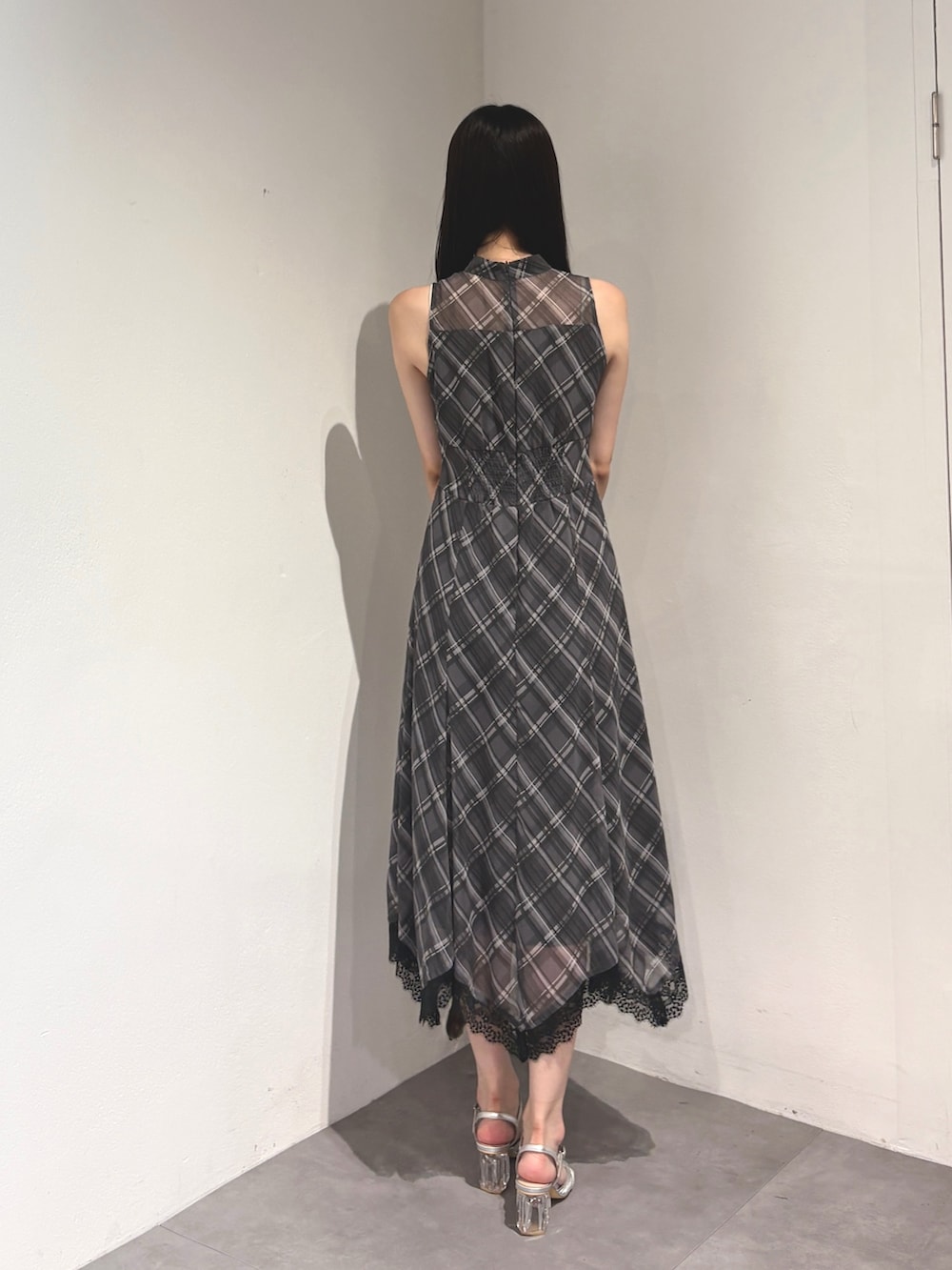 グレー系のワンピース、ブラック系のカーディガン/ボレロ、シルバー系のサンダルを着用したレディースの夏コーディネートの6枚目の写真