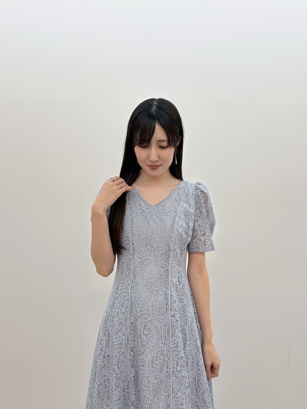 ブルー系のワンピースを着用したレディースの冬コーディネートの5枚目の写真