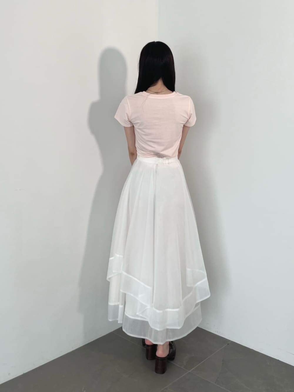ブラウン系のローファー、ホワイト系のスカートを着用したレディースの夏コーディネートの5枚目の写真