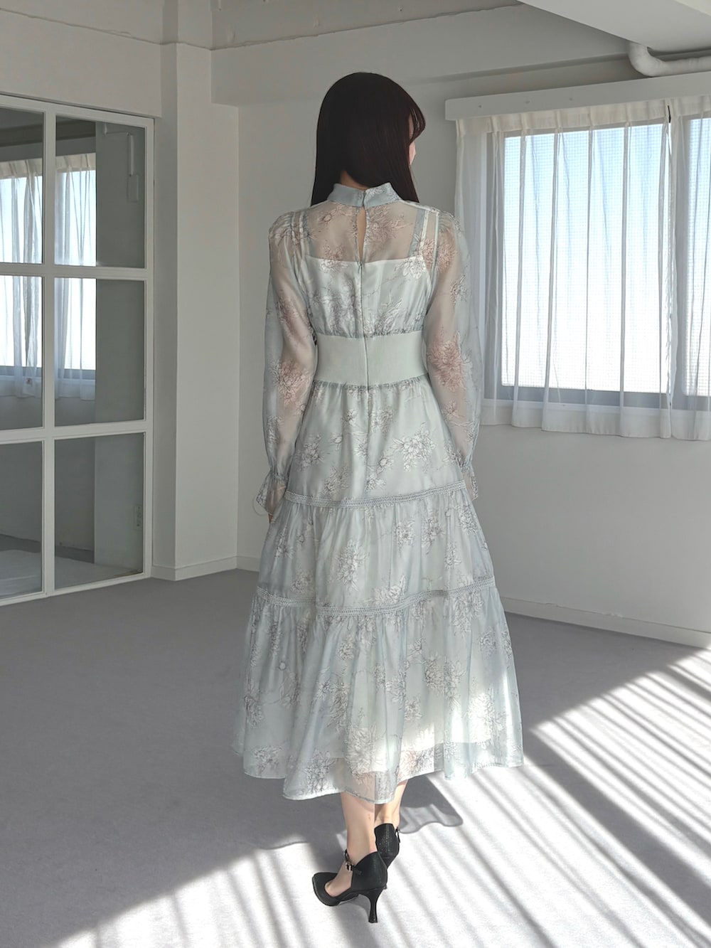 ブラック系のパンプス、グリーン系のワンピースを着用したレディースの春コーディネートの4枚目の写真