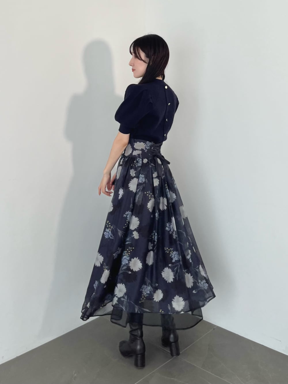 ブラウン系のブーツ、ブルー系のニット/セーター、グレー系のスカートを着用したレディースの夏コーディネートの5枚目の写真