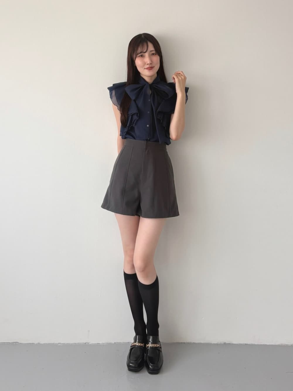 グレー系のその他パンツ、ブルー系のシャツ/ブラウスを着用したレディースの夏コーディネートの2枚目の写真