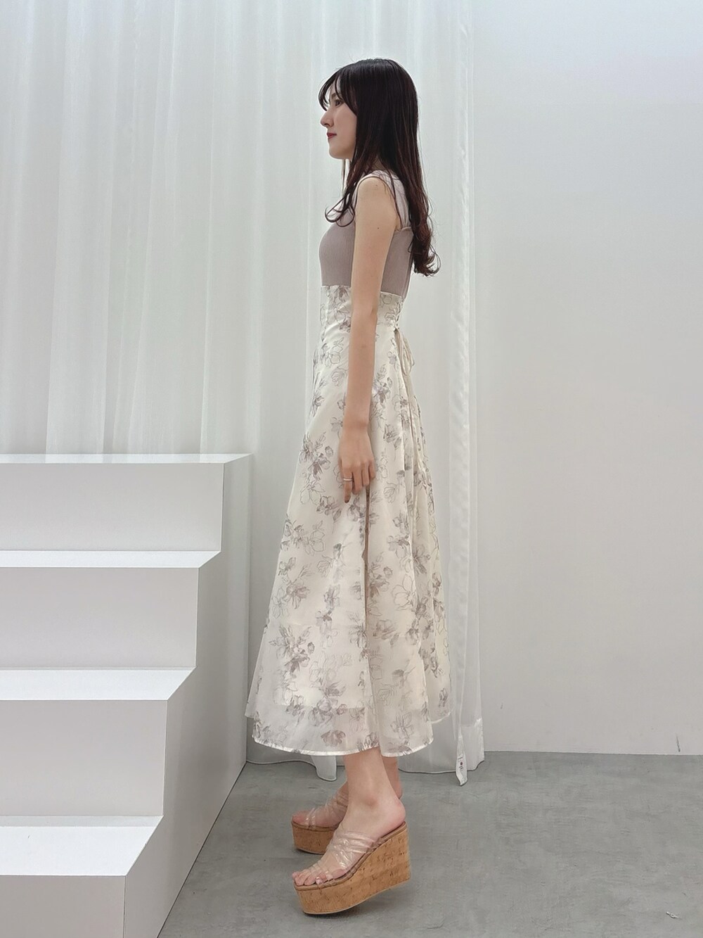 ベージュ系のワンピース、その他のサンダルを着用したレディースの春コーディネートの4枚目の写真