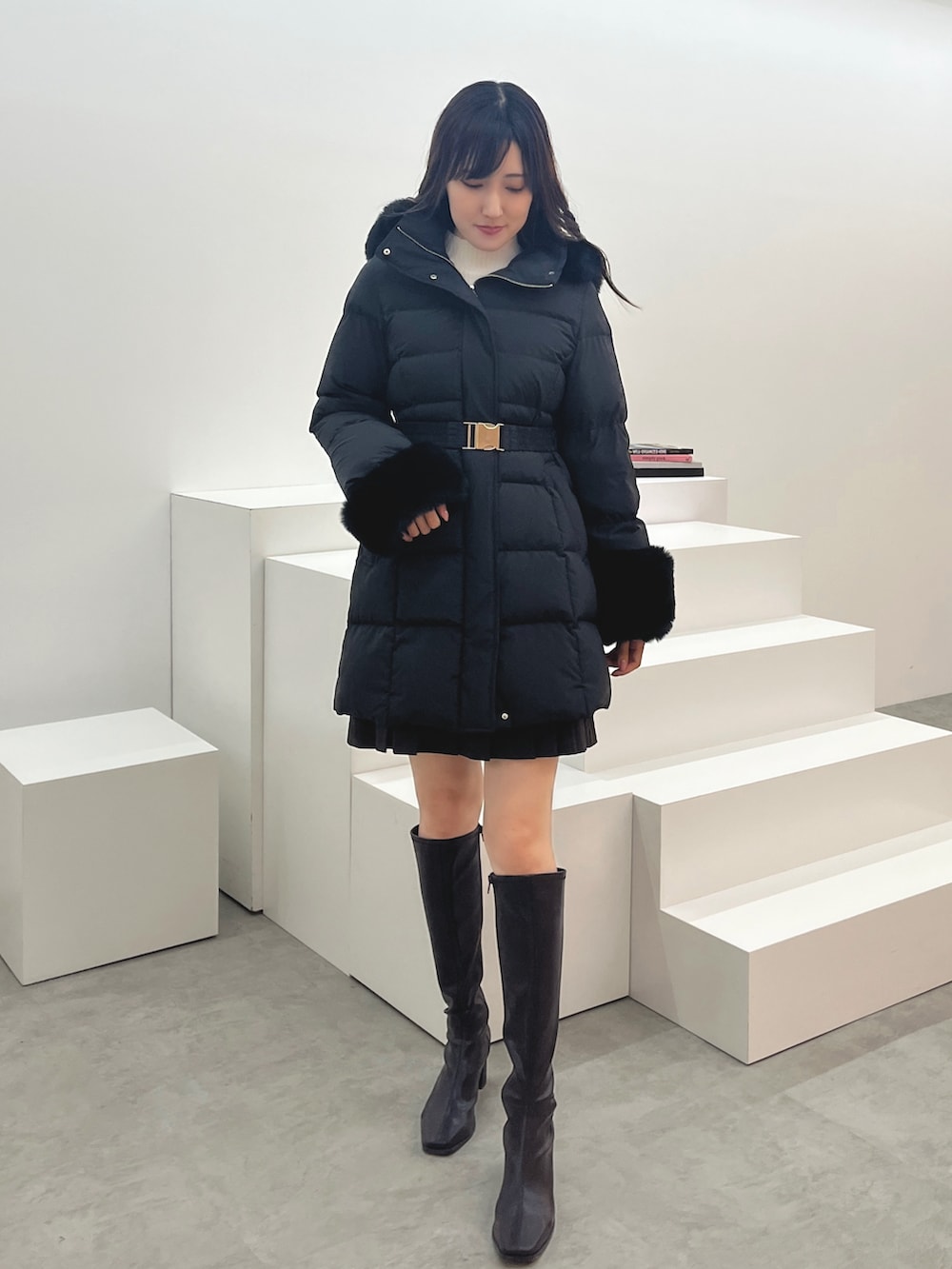 「レイヤードスタイル、休日スタイル、高身長女子、ブラック、ミニスカート、ダウンコート、ダウンコーデ、ブラックコーデ、ロングブーツ、ロングブーツコーデ、着痩せ・細見え、MERCURYDUO(MERCURYDUO)、マーキュリーデュオ(MERCURYDUO)」｜「MERCURYDUOのファー付アライドロングダウン（ダウンジャケット/コート、ブラック系）」を使った、kyokaさん（骨格ナチュラル・レディース・167cm）の秋コーディネートの3枚目の写真