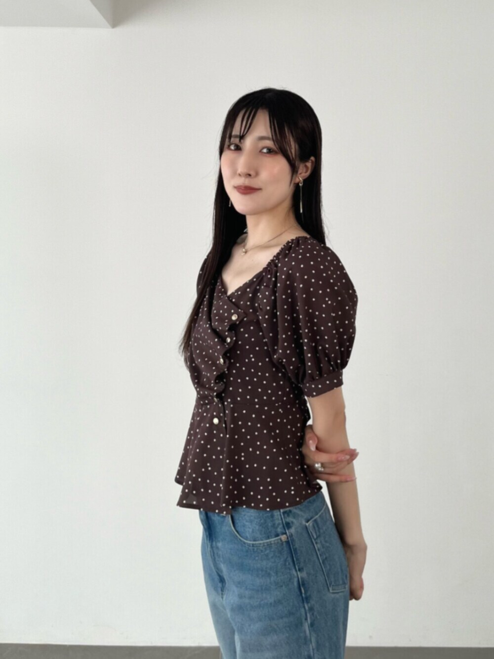 ブラウン系のシャツ/ブラウス、ブラウン系のローファー、ブルー系のデニムパンツを着用したレディースの夏コーディネートの6枚目の写真