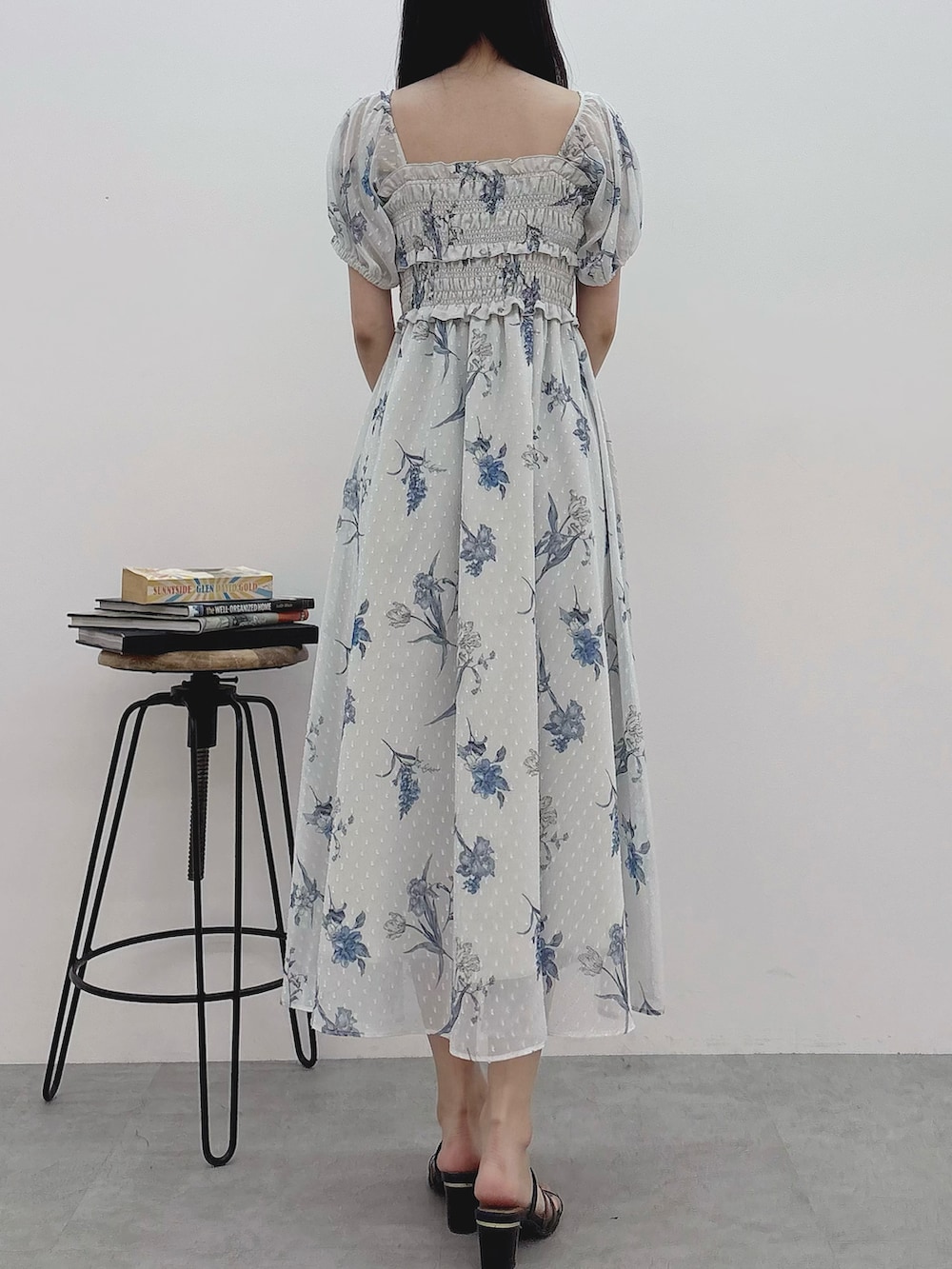 グレー系のワンピース、ブラック系のサンダルを着用したレディースの夏コーディネートの5枚目の写真