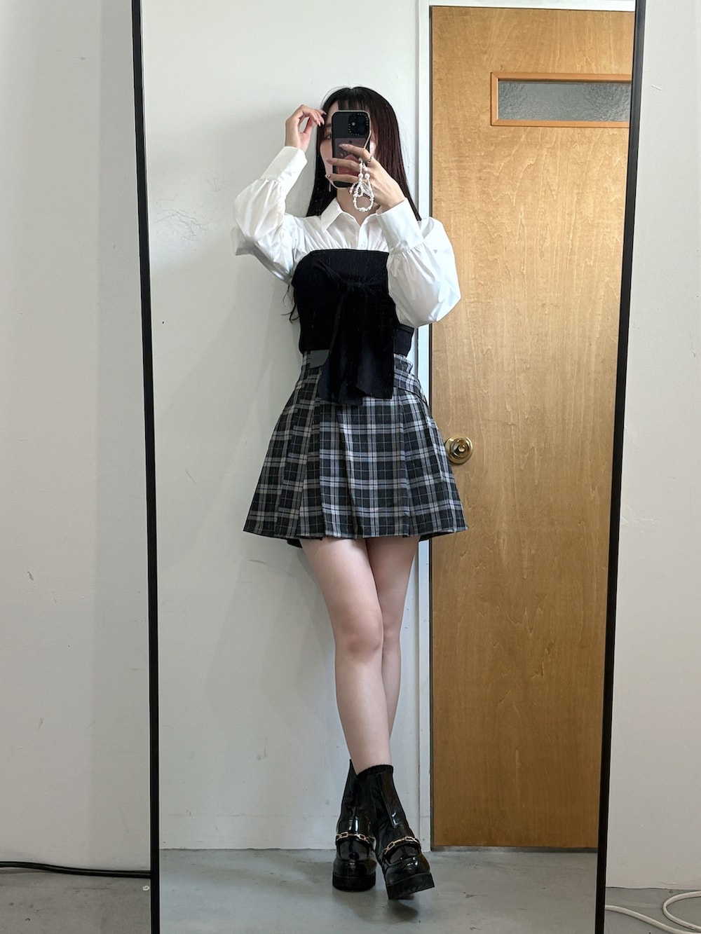 ホワイト系のシャツ/ブラウス、その他のスカート、ブラック系のブーツを着用したレディースの秋コーディネートの2枚目の写真