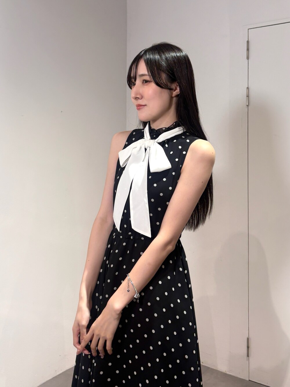 ブラック系のサンダル、ブラック系のワンピース、ブルー系のニット/セーターを着用したレディースの夏コーディネートの10枚目の写真