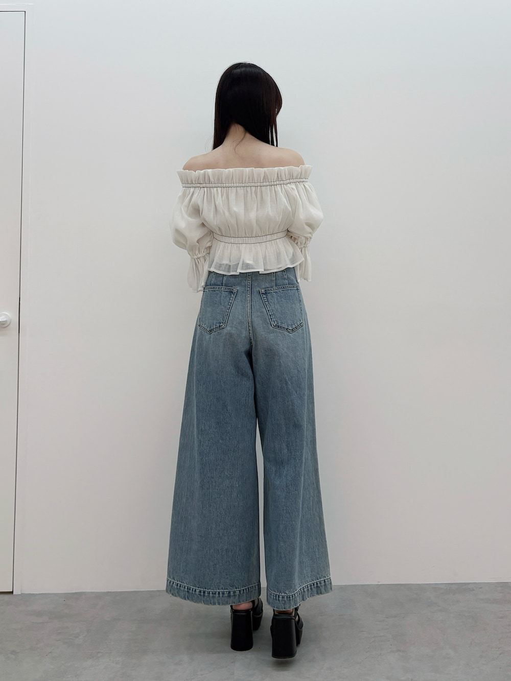 ホワイト系のシャツ/ブラウス、ブルー系のデニムパンツ、ブラック系のサンダルを着用したレディースの春コーディネートの4枚目の写真