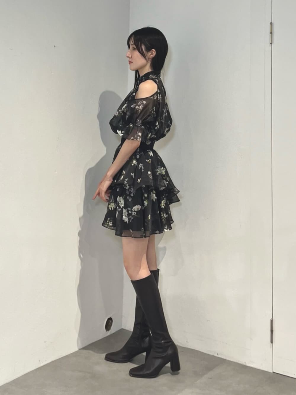 ブラウン系のブーツ、ブラック系のワンピースを着用したレディースの夏コーディネートの3枚目の写真