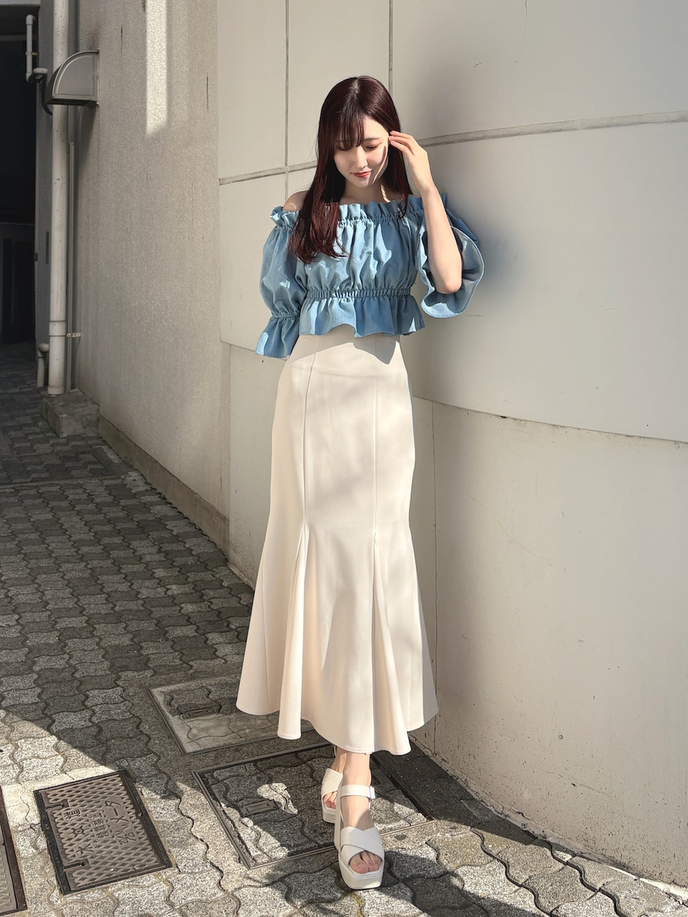 ブルー系のシャツ/ブラウス、ホワイト系のサンダル、ホワイト系のスカートを着用したレディースの春コーディネートの2枚目の写真