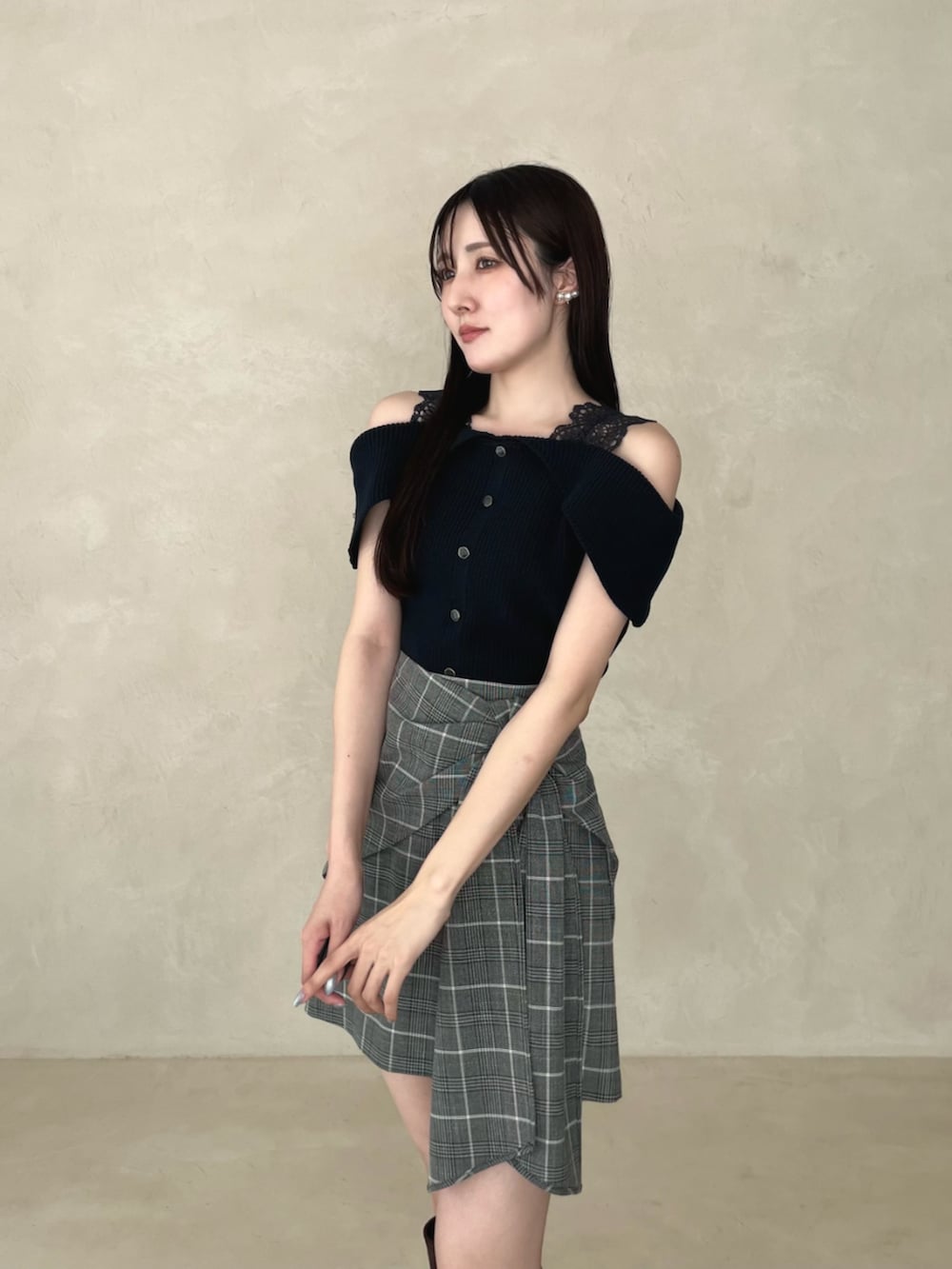 ブラック系のスカート、ブラウン系のブーツ、ブルー系のニット/セーターを着用したレディースの夏コーディネートの5枚目の写真