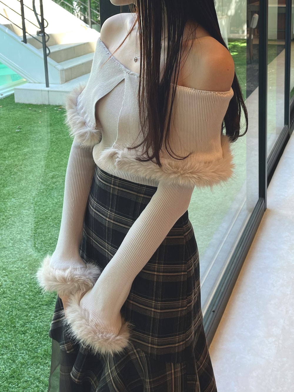 ブラウン系のブーツ、グレー系のスカート、ベージュ系のニット/セーターを着用したレディースの秋コーディネートの4枚目の写真