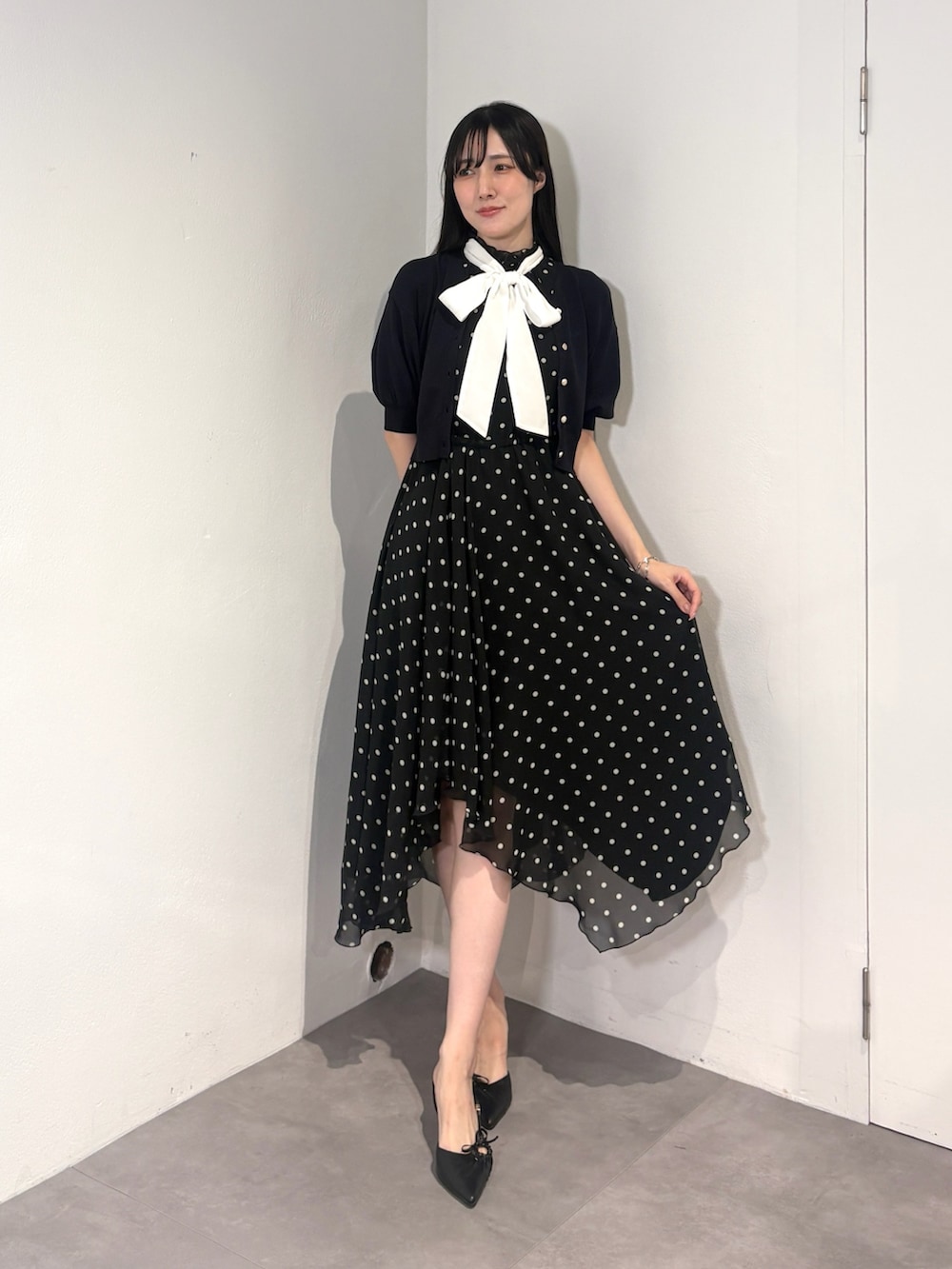 ブラック系のサンダル、ブラック系のワンピース、ブルー系のニット/セーターを着用したレディースの夏コーディネートの2枚目の写真