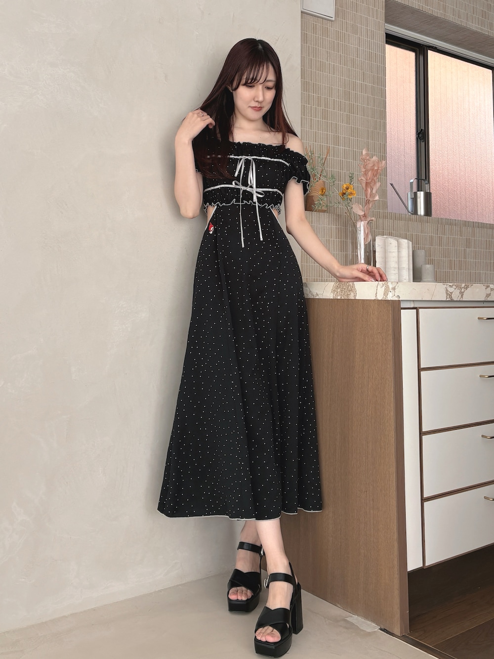 ブラック系のサンダル、ブラック系のワンピースを着用したレディースの春コーディネートの2枚目の写真