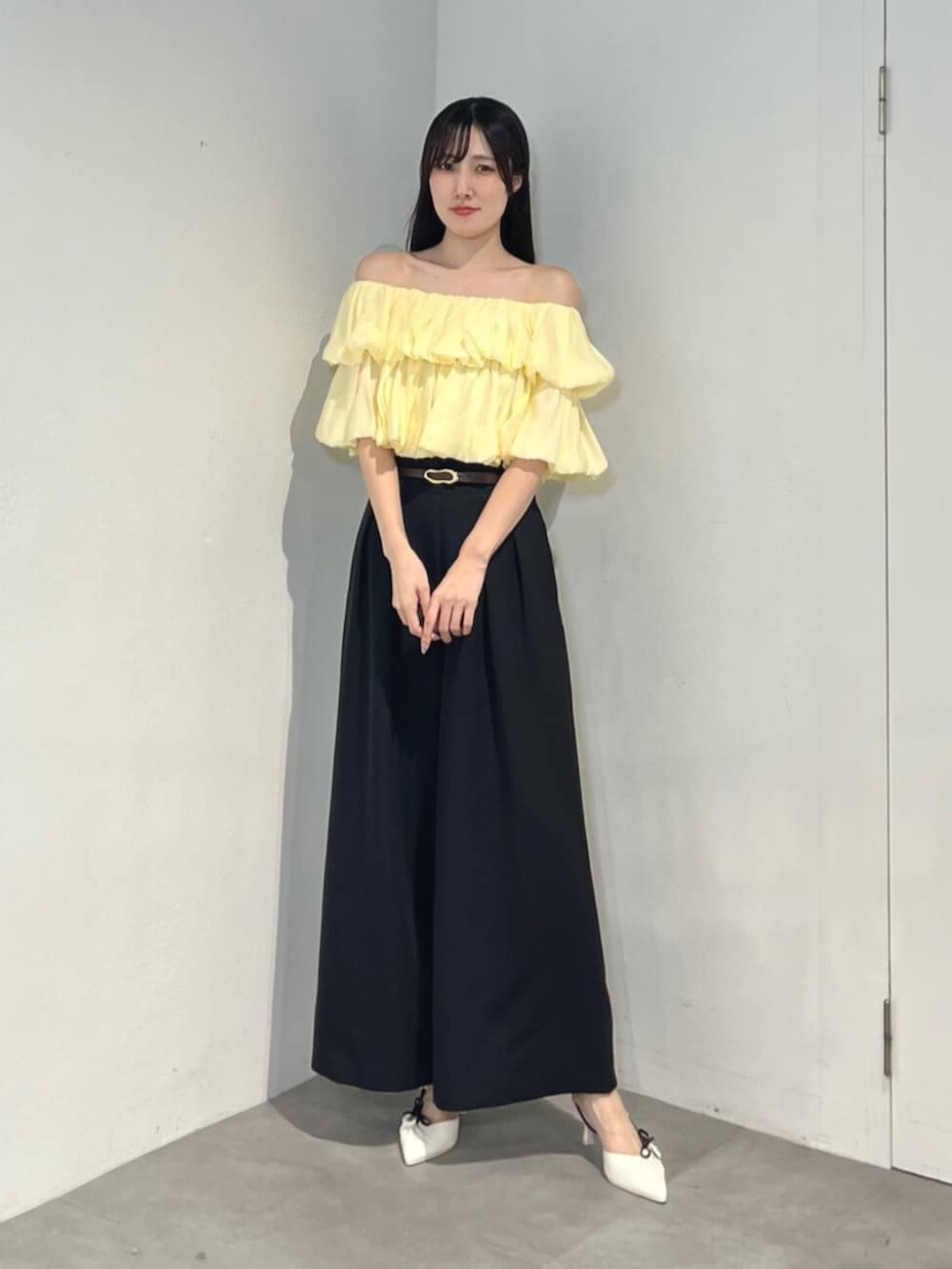 ブラック系のその他パンツ、ホワイト系のサンダル、イエロー系のシャツ/ブラウスを着用したレディースの夏コーディネートの2枚目の写真