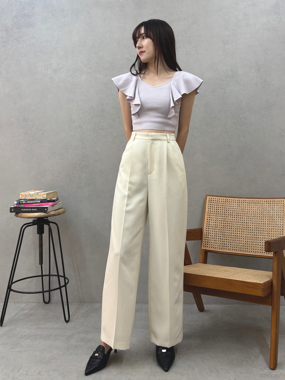 パープル系のニット/セーター、ホワイト系のその他パンツ、ブラック系のパンプスを着用したレディースの春コーディネートの2枚目の写真