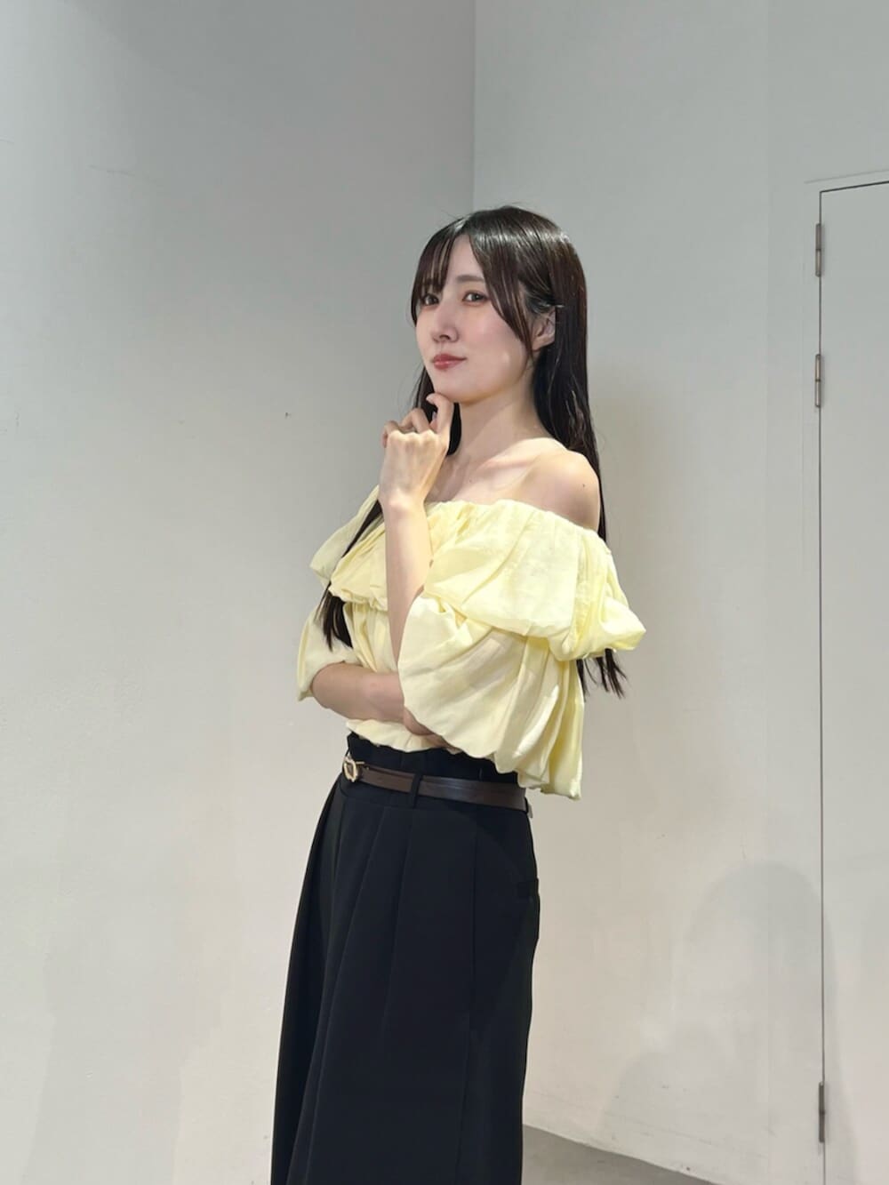 ブラック系のその他パンツ、ホワイト系のサンダル、イエロー系のシャツ/ブラウスを着用したレディースの夏コーディネートの6枚目の写真