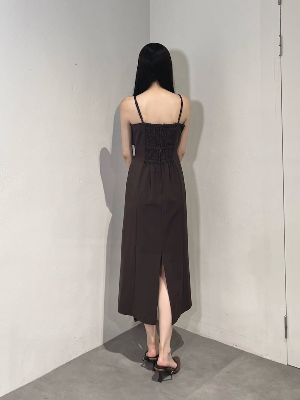 ブラウン系のハンドバッグ、ブラウン系のパンプス、ブラック系のカーディガン/ボレロを着用したレディースの夏コーディネートの9枚目の写真