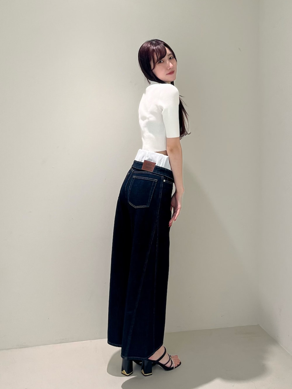 ブラック系のサンダル、ブルー系のその他パンツ、ホワイト系のニット/セーターを着用したレディースの春コーディネートの4枚目の写真