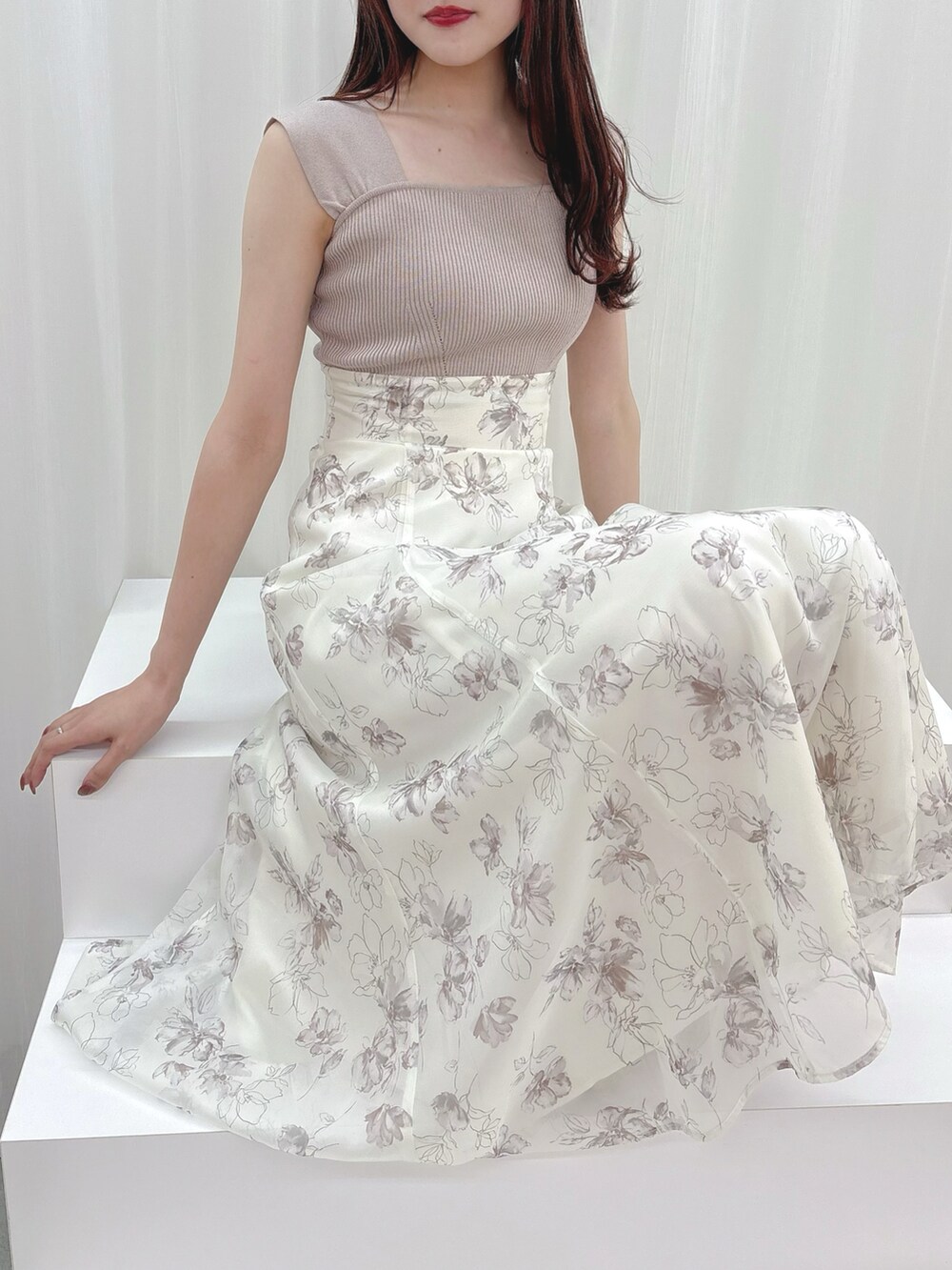 ベージュ系のワンピース、その他のサンダルを着用したレディースの春コーディネートの3枚目の写真