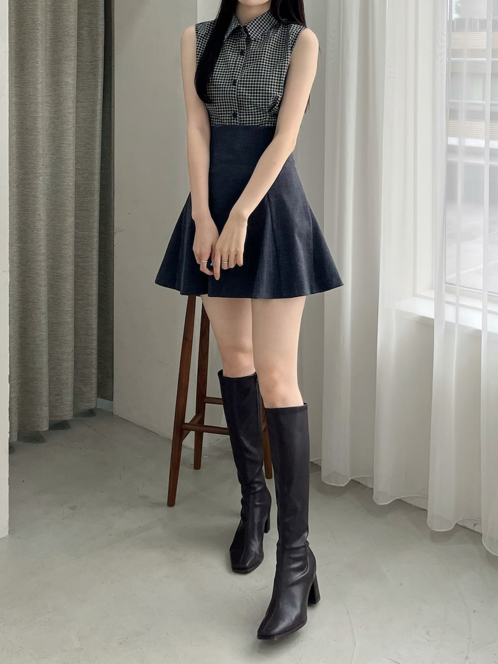 その他のシャツ/ブラウス、グレー系のスカート、ブラック系のブーツを着用したレディースの夏コーディネートの2枚目の写真