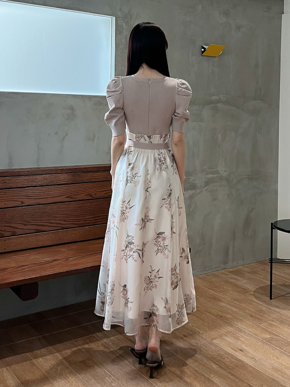 ブラウン系のパンプス、ベージュ系のワンピースを着用したレディースの春コーディネートの3枚目の写真