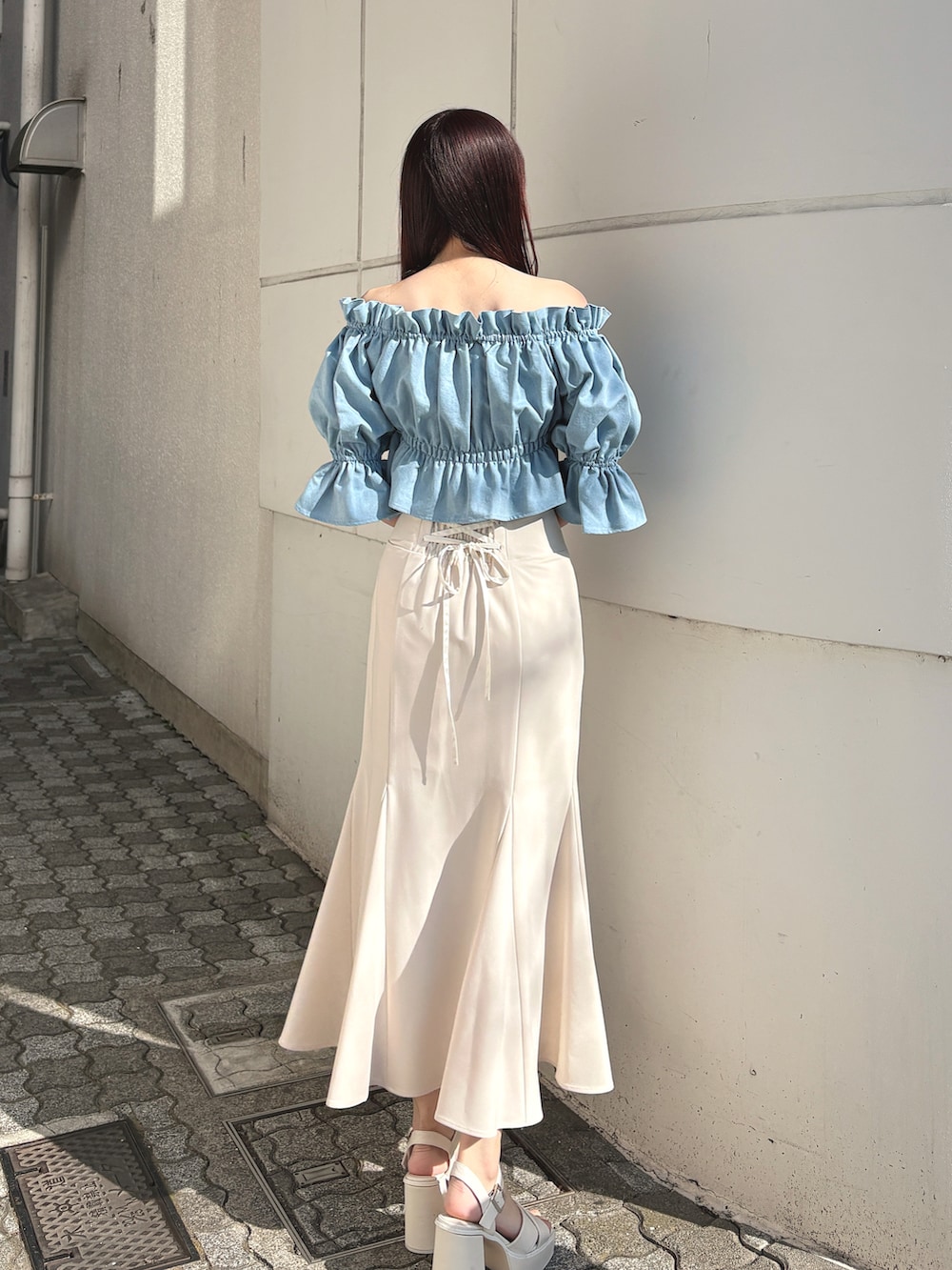 ブルー系のシャツ/ブラウス、ホワイト系のサンダル、ホワイト系のスカートを着用したレディースの春コーディネートの4枚目の写真