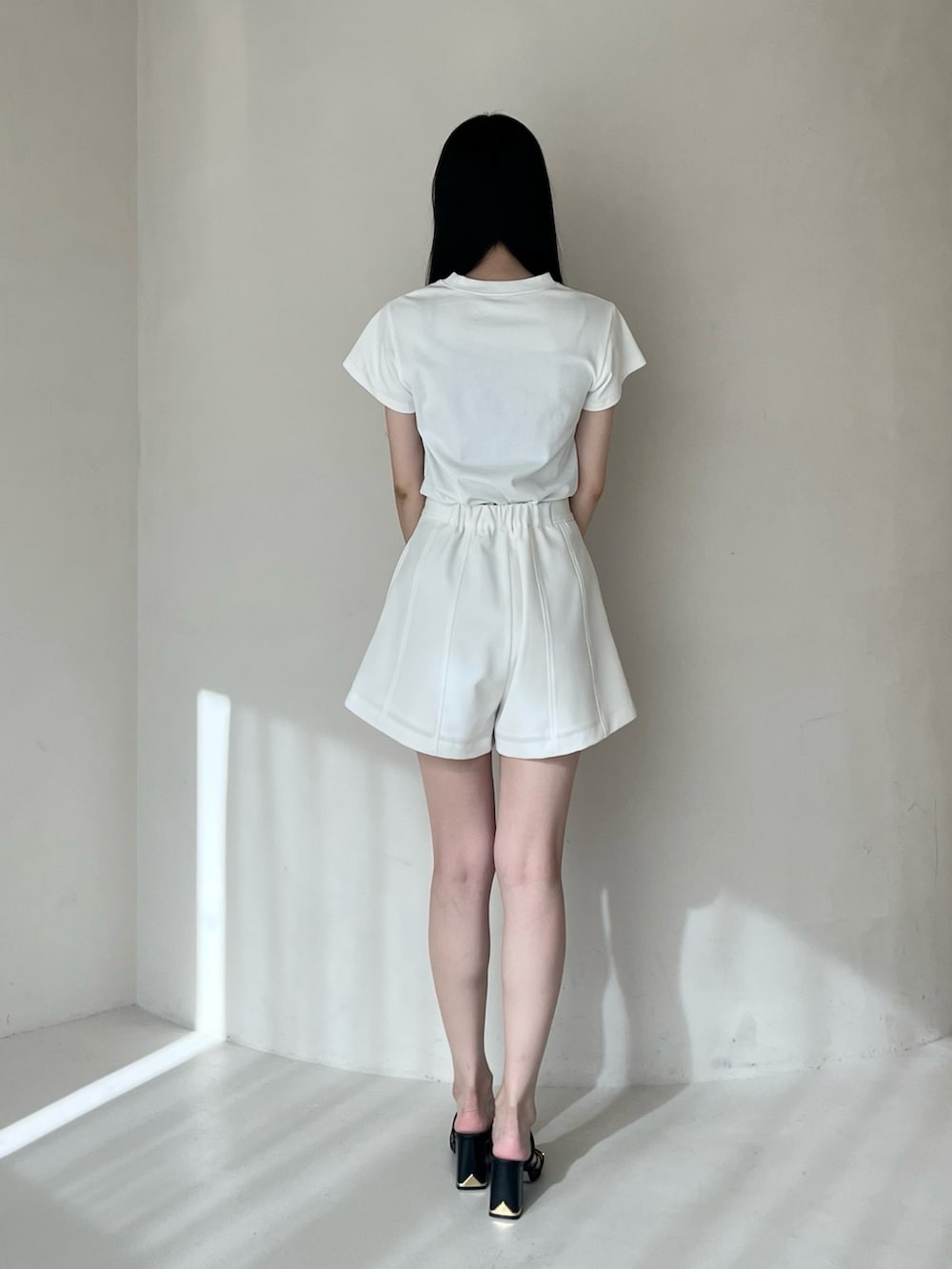 ブラック系のサンダル、ホワイト系のTシャツ/カットソー、ホワイト系のその他パンツを着用したレディースの春コーディネートの4枚目の写真