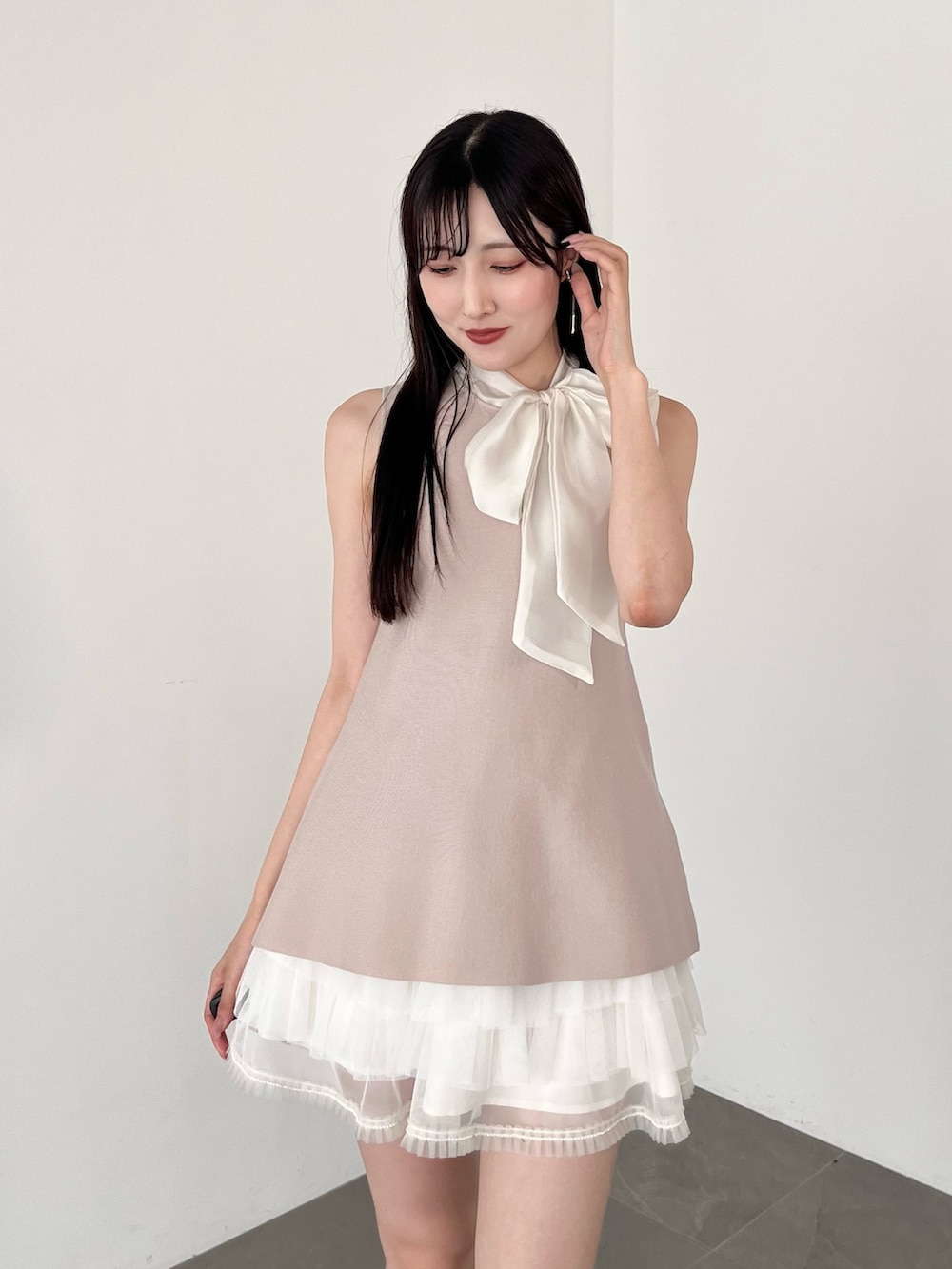 ホワイト系のスカート、ピンク系のニット/セーター、ブラウン系のブーツを着用したレディースの夏コーディネートの4枚目の写真
