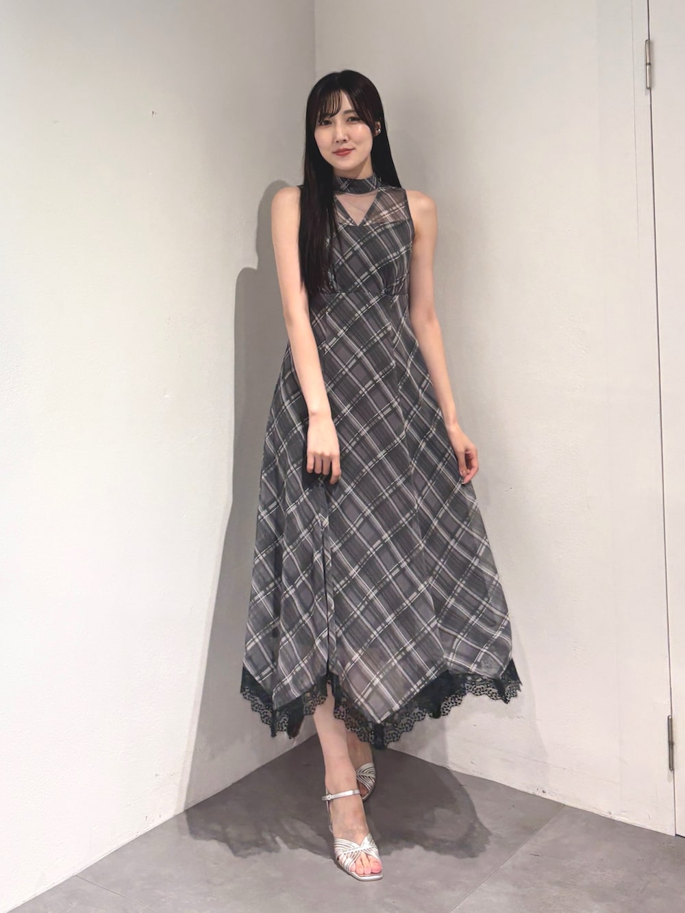 グレー系のワンピース、ブラック系のカーディガン/ボレロ、シルバー系のサンダルを着用したレディースの夏コーディネートの3枚目の写真