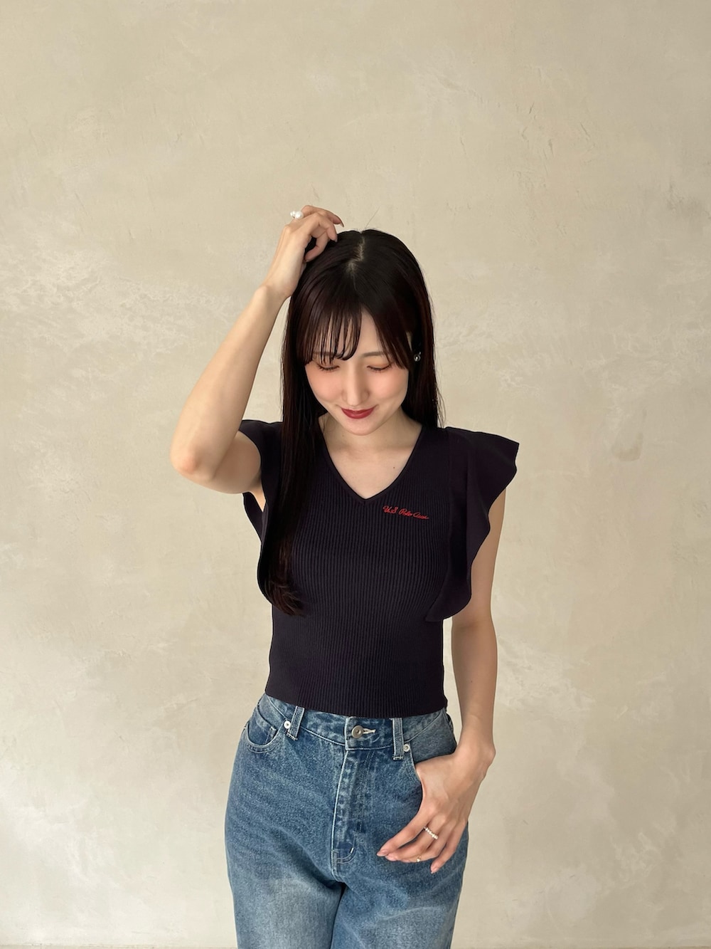 ブラウン系のシューズ、ブルー系のデニムパンツ、ブルー系のニット/セーターを着用したレディースの夏コーディネートの6枚目の写真