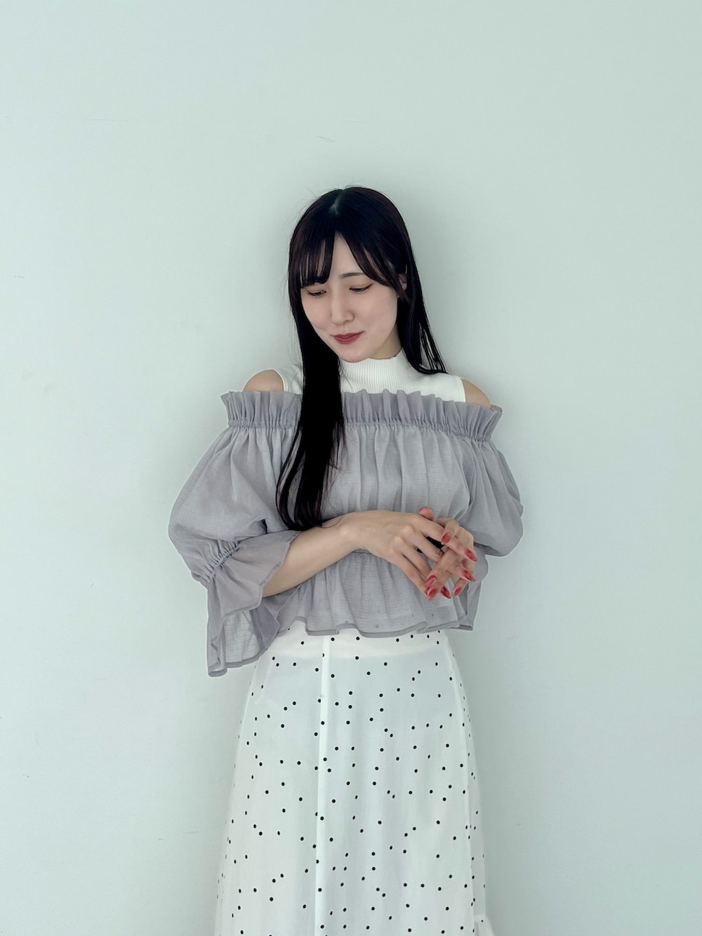 ブラウン系のパンプス、ホワイト系のスカート、パープル系のシャツ/ブラウスを着用したレディースの春コーディネートの5枚目の写真