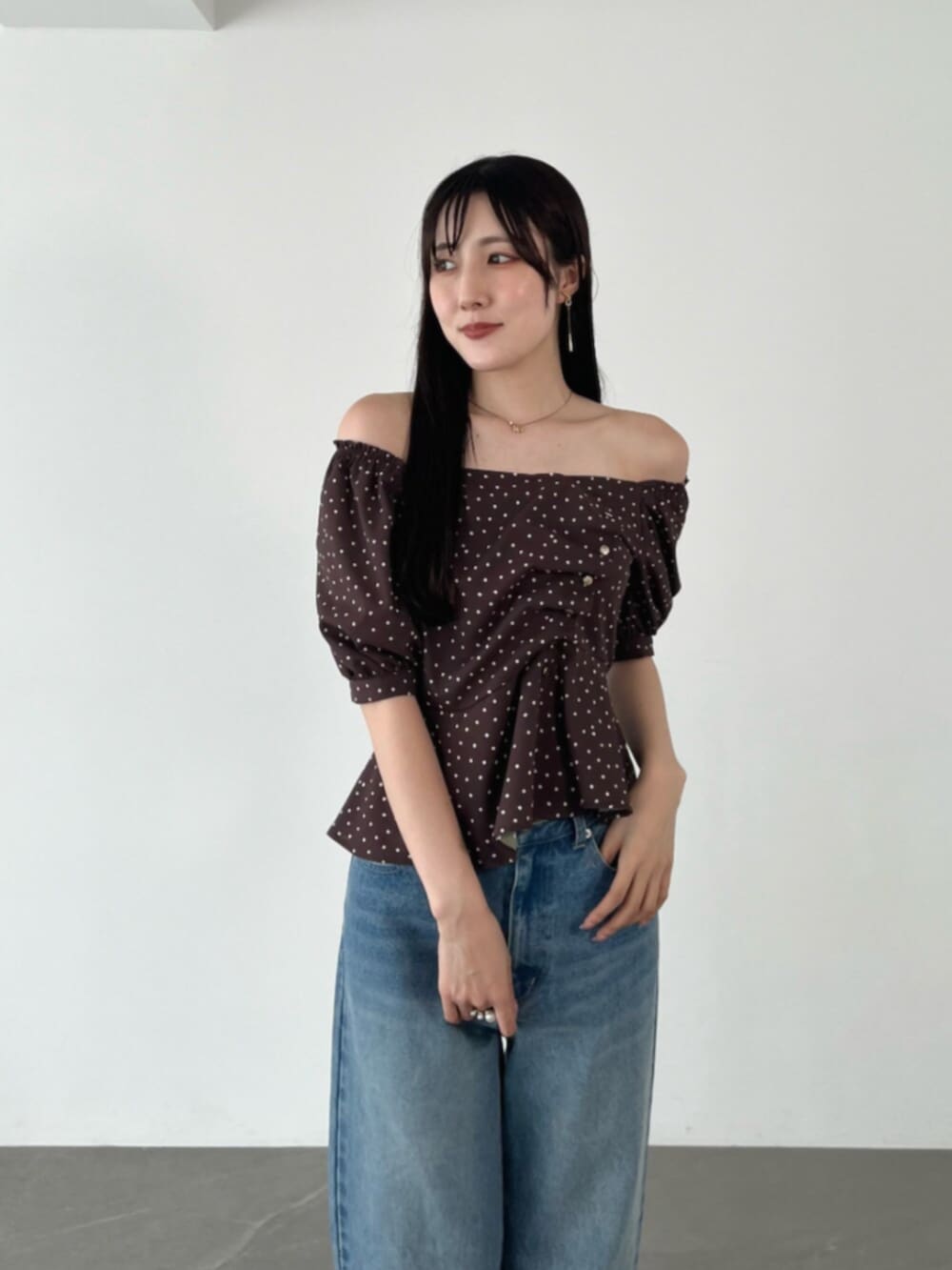 ブラウン系のシャツ/ブラウス、ブラウン系のローファー、ブルー系のデニムパンツを着用したレディースの夏コーディネートの10枚目の写真