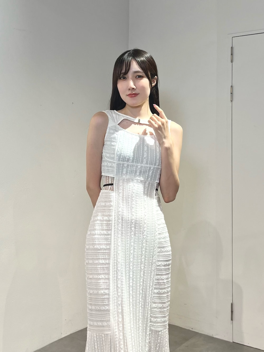 その他のワンピース、ホワイト系のサンダルを着用したレディースの夏コーディネートの8枚目の写真