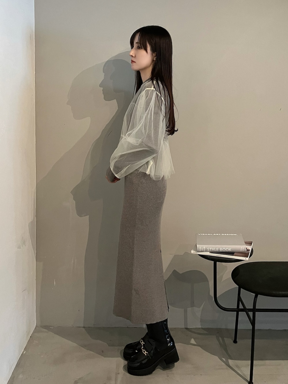 ブラック系のブーツ、グレー系のワンピースを着用したレディースの秋コーディネートの4枚目の写真