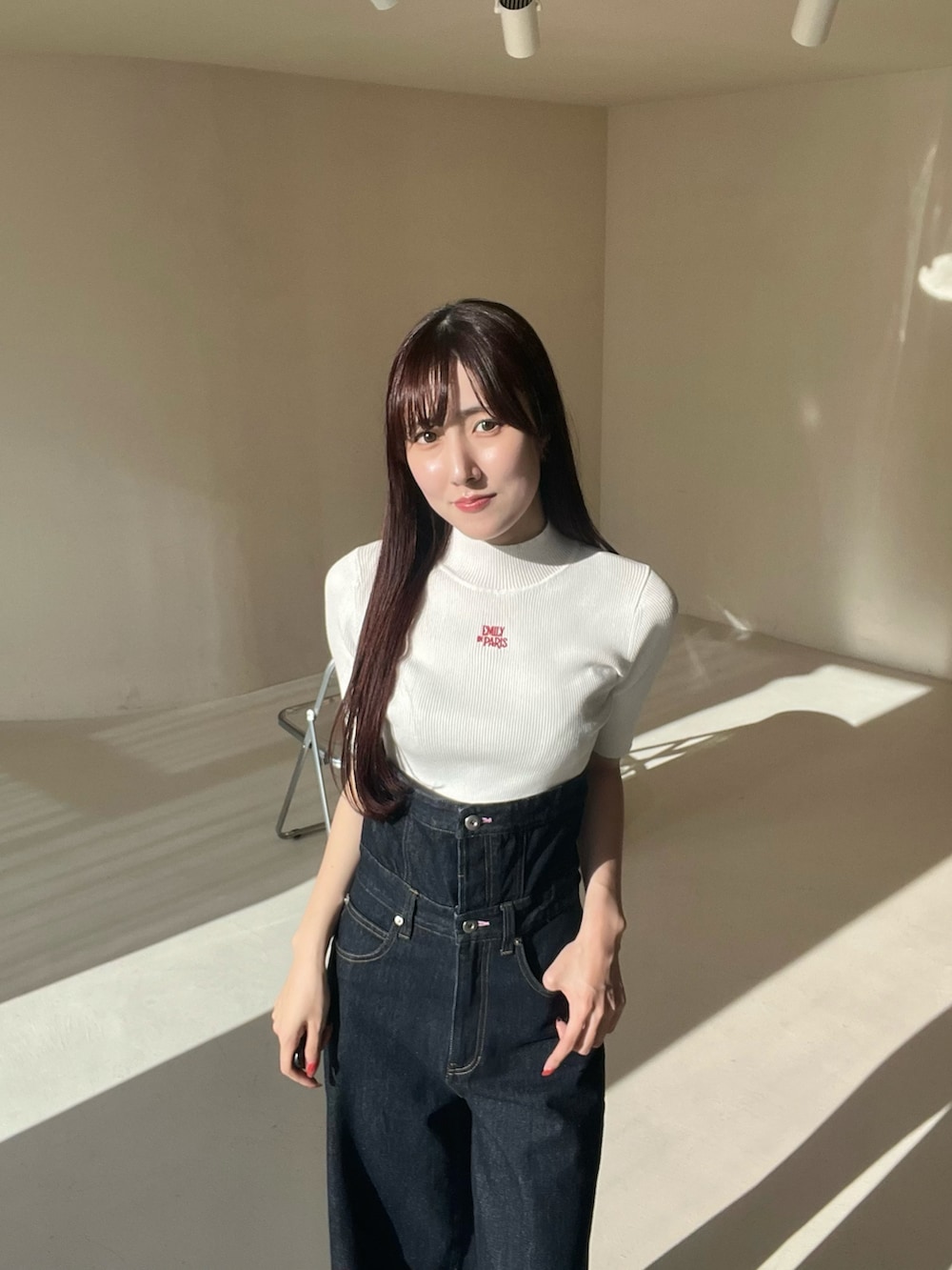 ホワイト系のニット/セーター、ブルー系のその他パンツ、ブラック系のサンダルを着用したレディースの春コーディネートの5枚目の写真